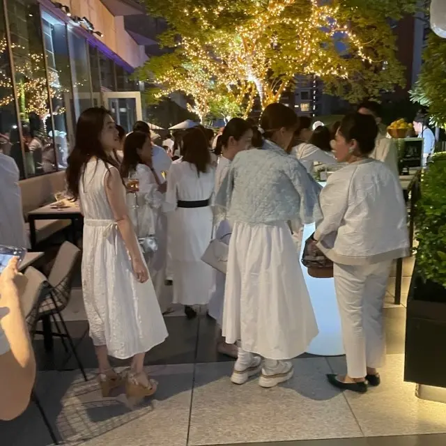 グランド ハイアット 東京のイベント「Soirée Blanche ソワレ・ブランシュ」のドレスコード「白」を着た参加者たち