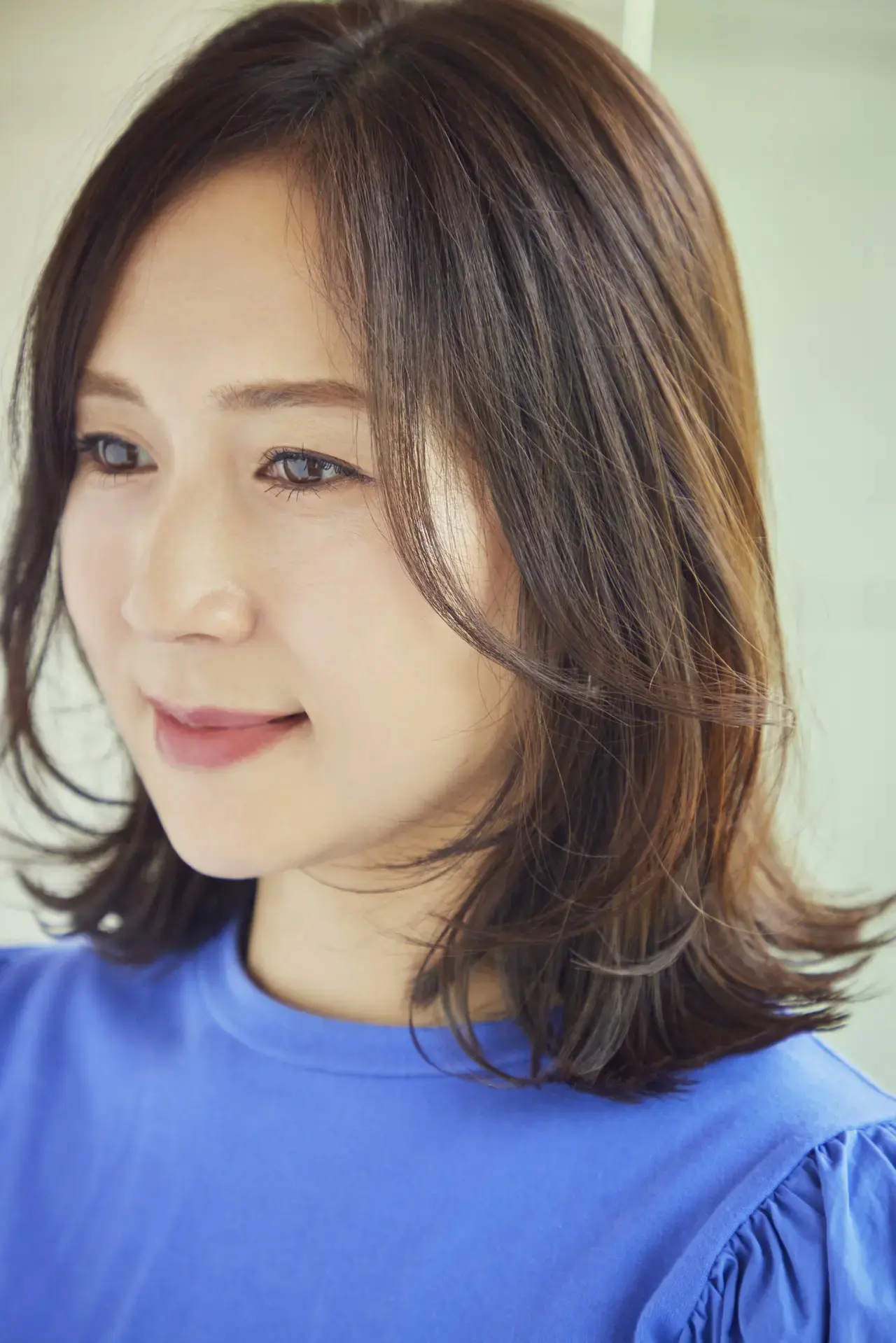 50代に人気のくびれミディアムできゅっと理想的な小顔印象に！【50代髪型・ヘアスタイル】