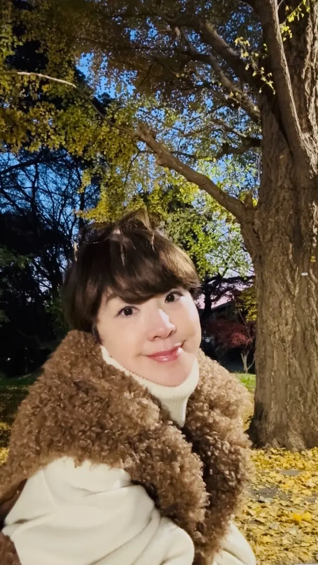 冬のホワイト&amp;ブラックパンツコーデにブラウンのニットコートで華やかさをプラス_1_7