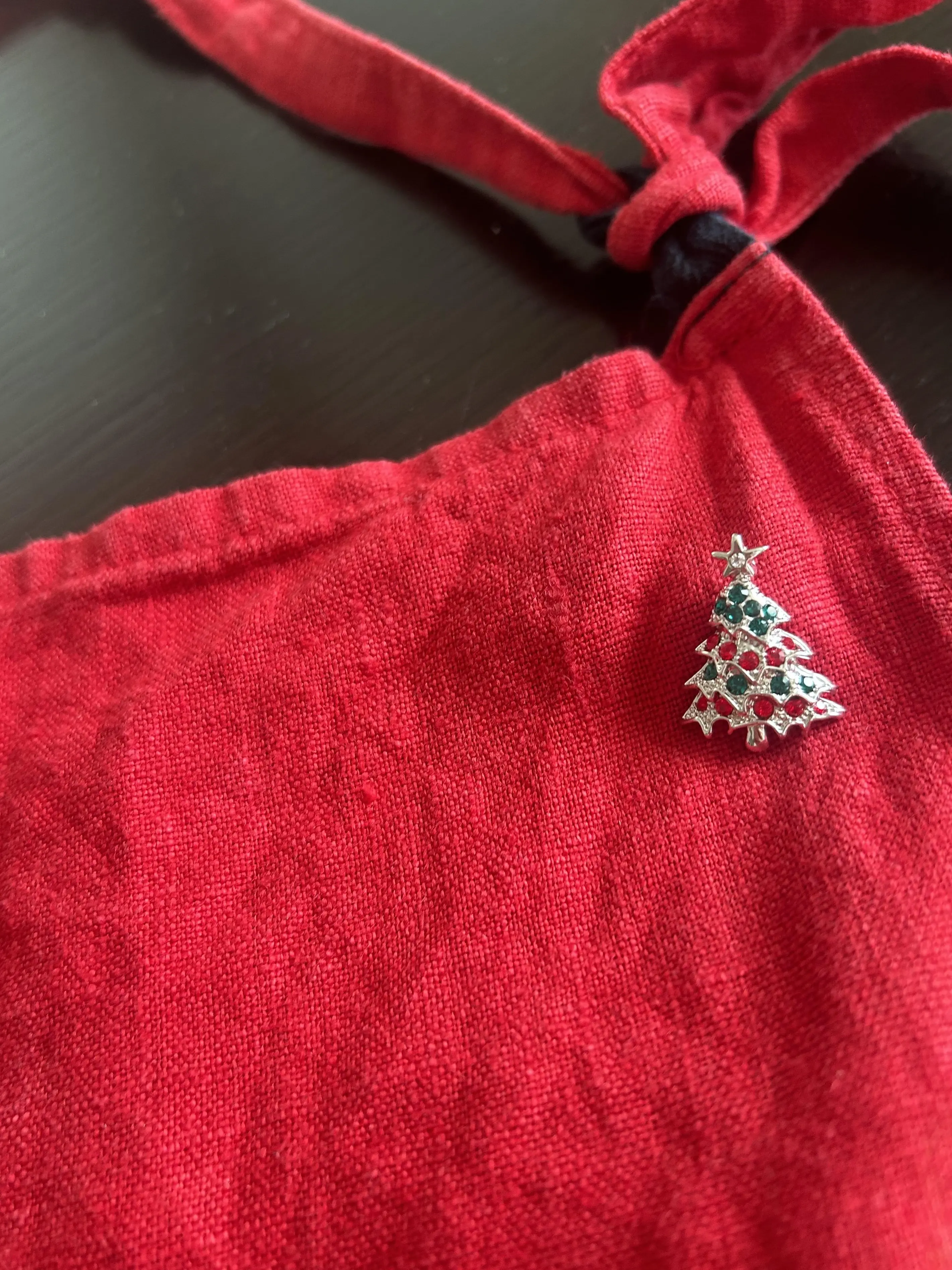 赤いエプロン　クリスマスツリーピンバッジ　ピンバッジ　リネンエプロン