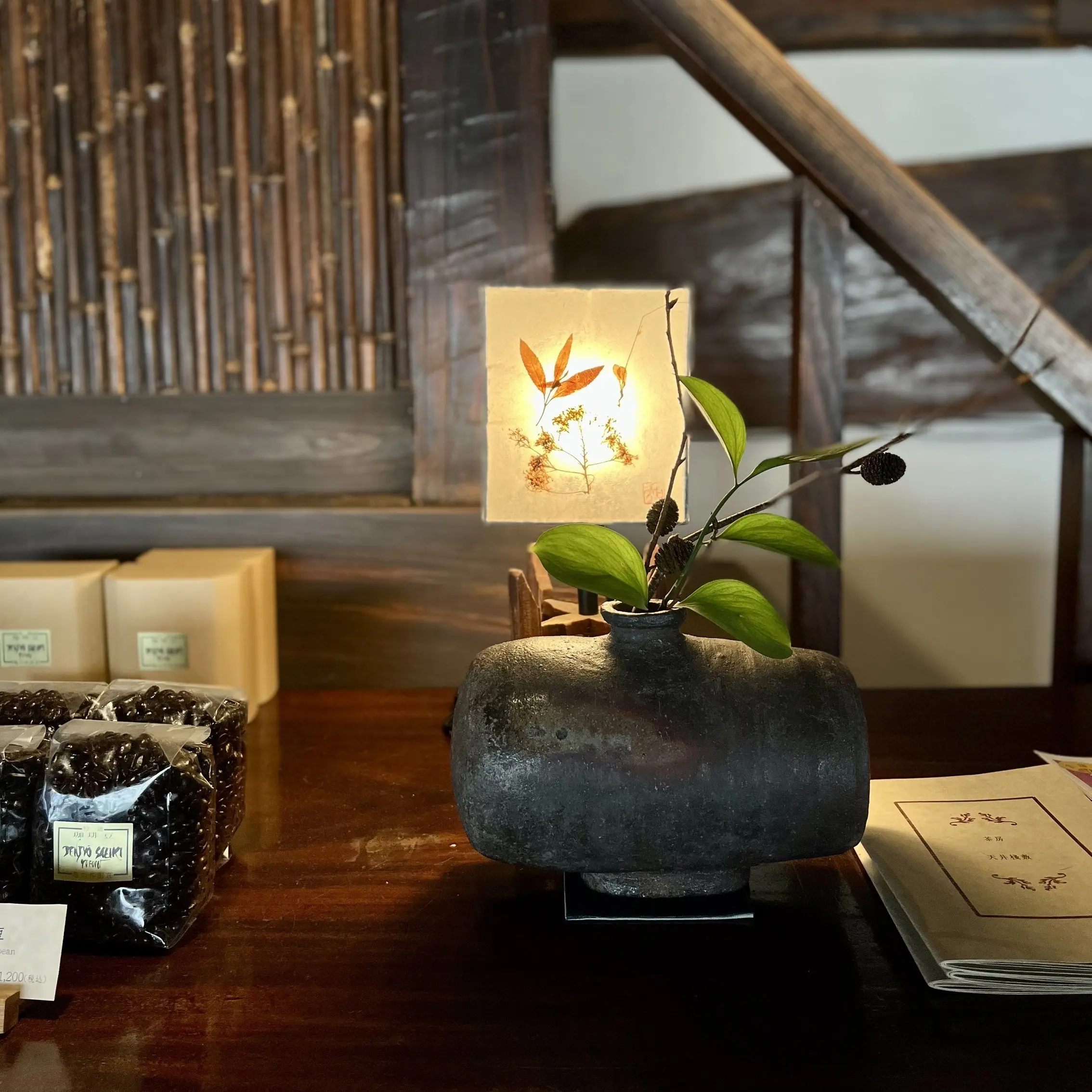 由布院「亀の井別荘」敷地内にあるカフェ「茶房 天井棧敷」花器