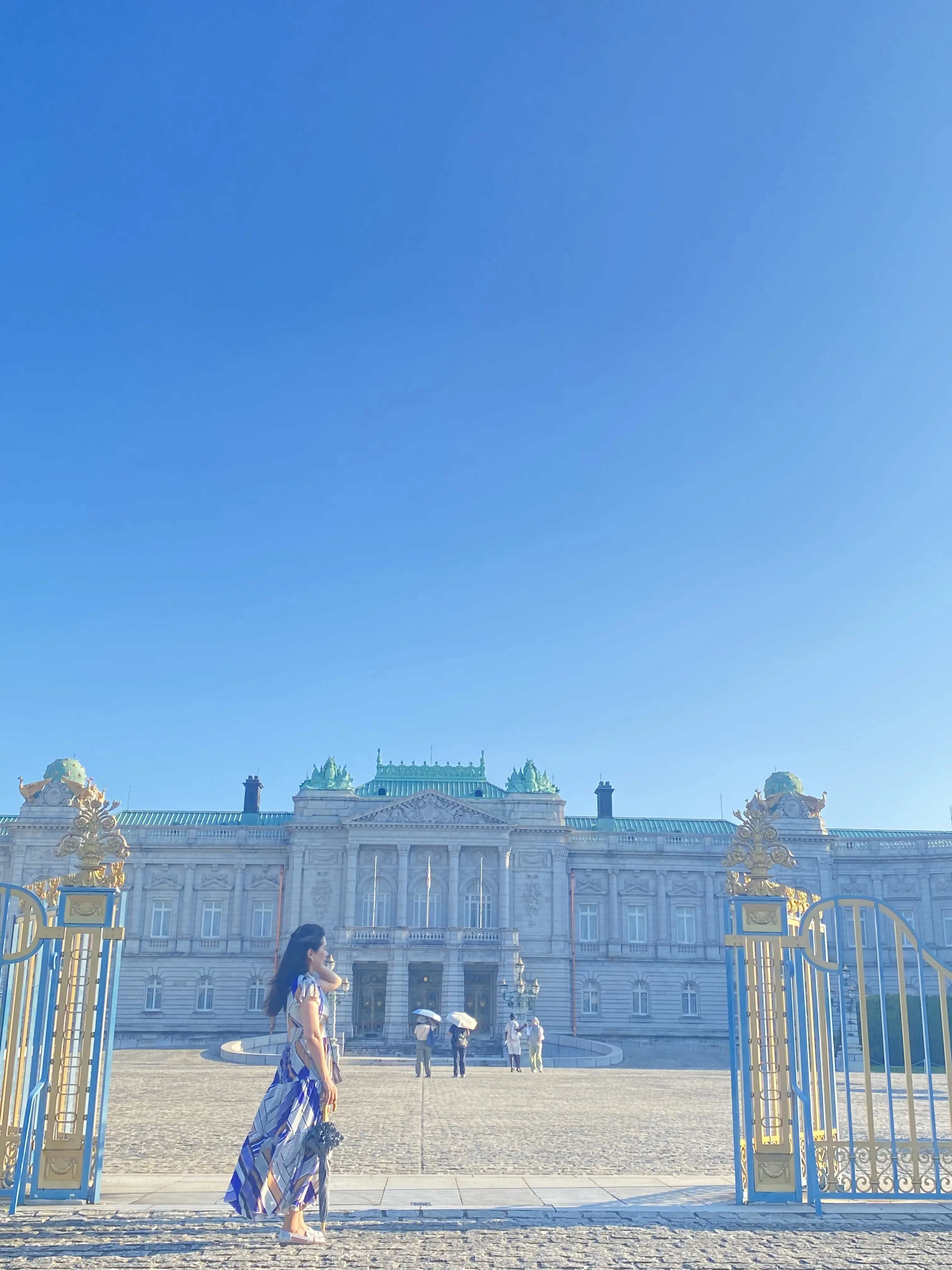 広場から迎賓館の本館を望む。石畳と左右対称の建物が印象的な構図。