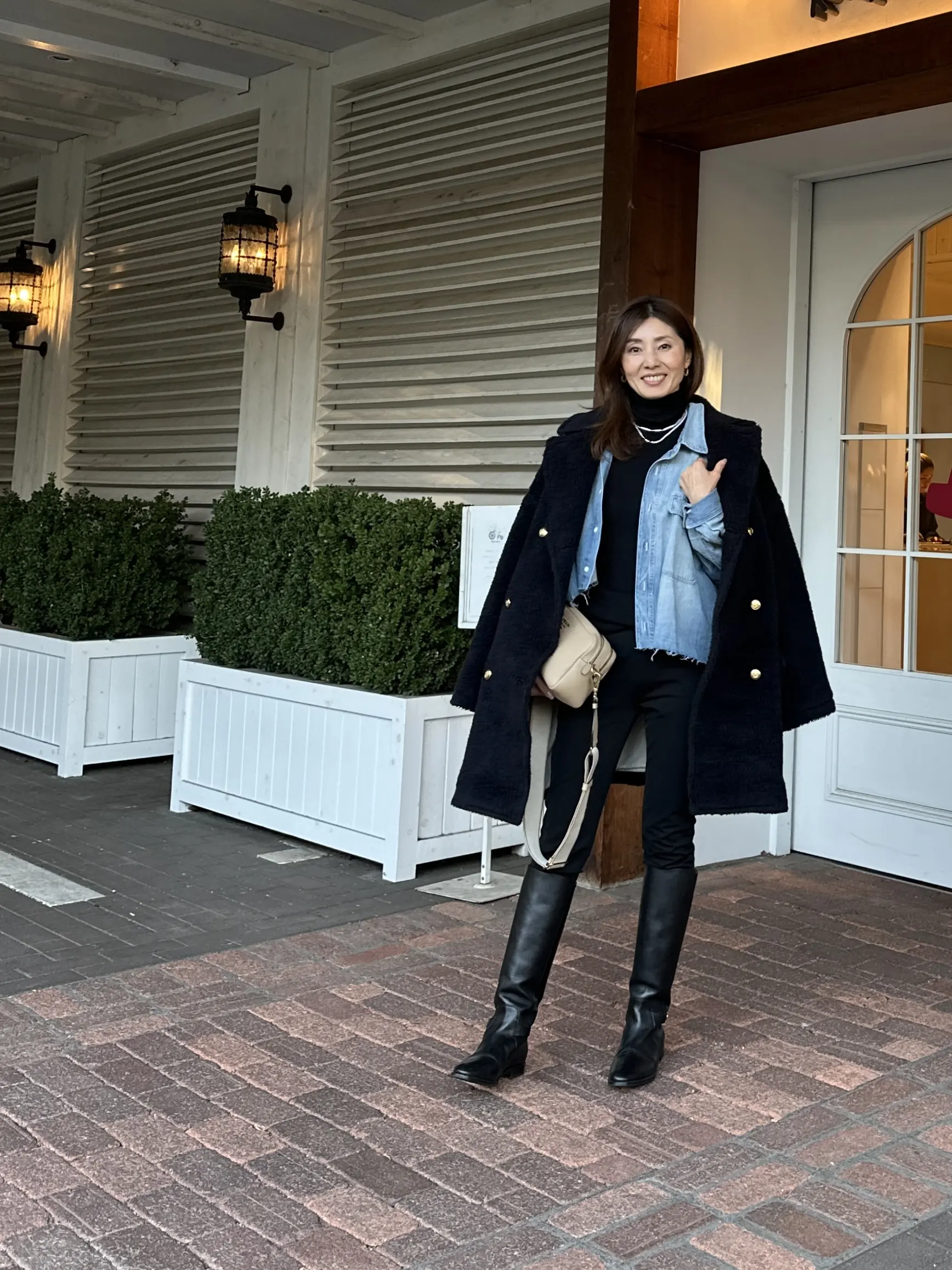 ブラックコーデのアクセントにデニムシャツ_1_5