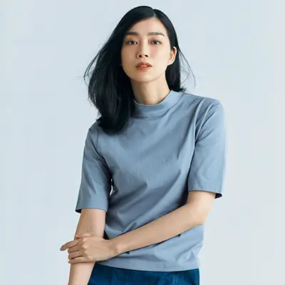 シンプルコーデの垢抜けに“ブルー”が効く！差し色テクで