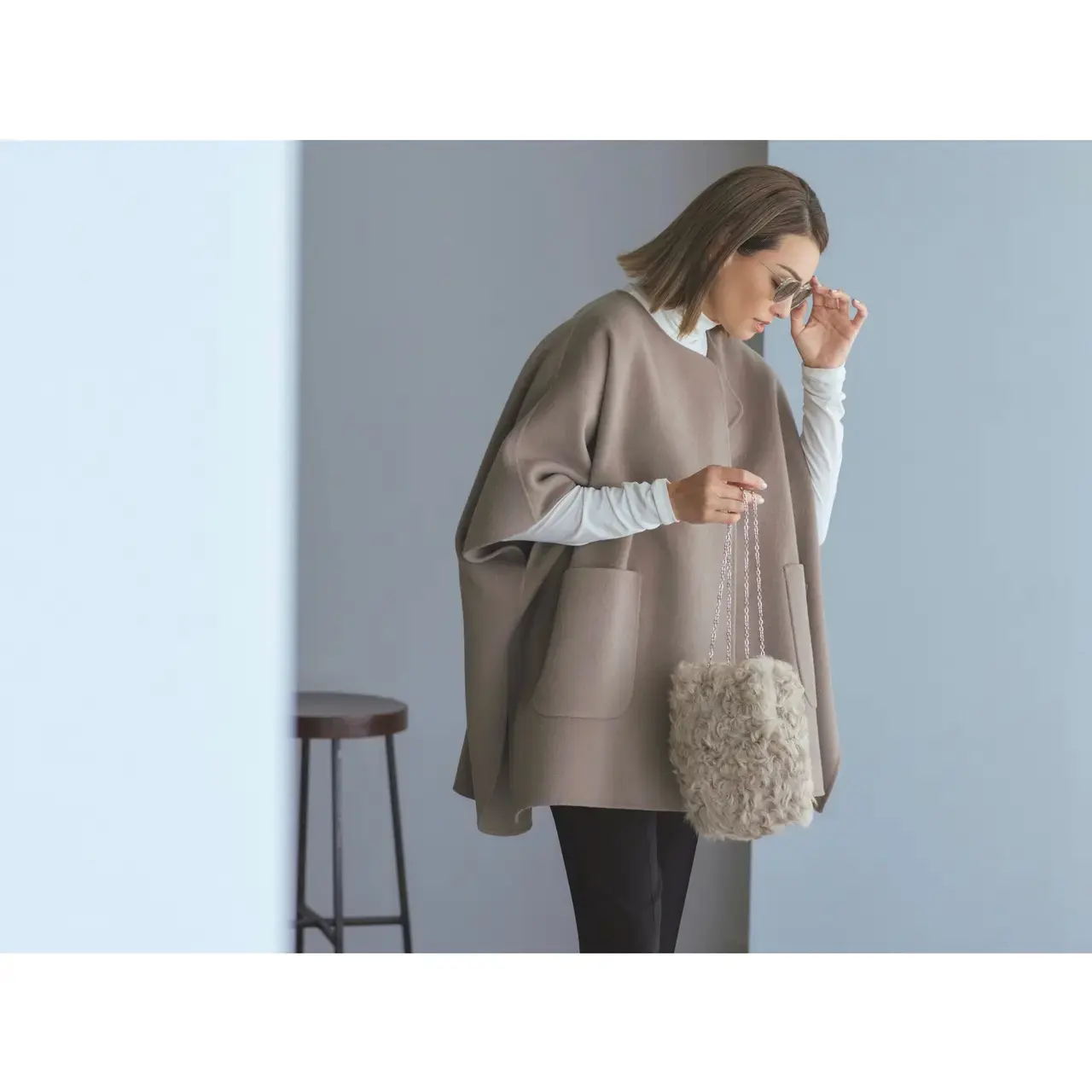 定番のニュアンスカラーコーデは、ファーバッグで秋ムードを高める。気温18℃