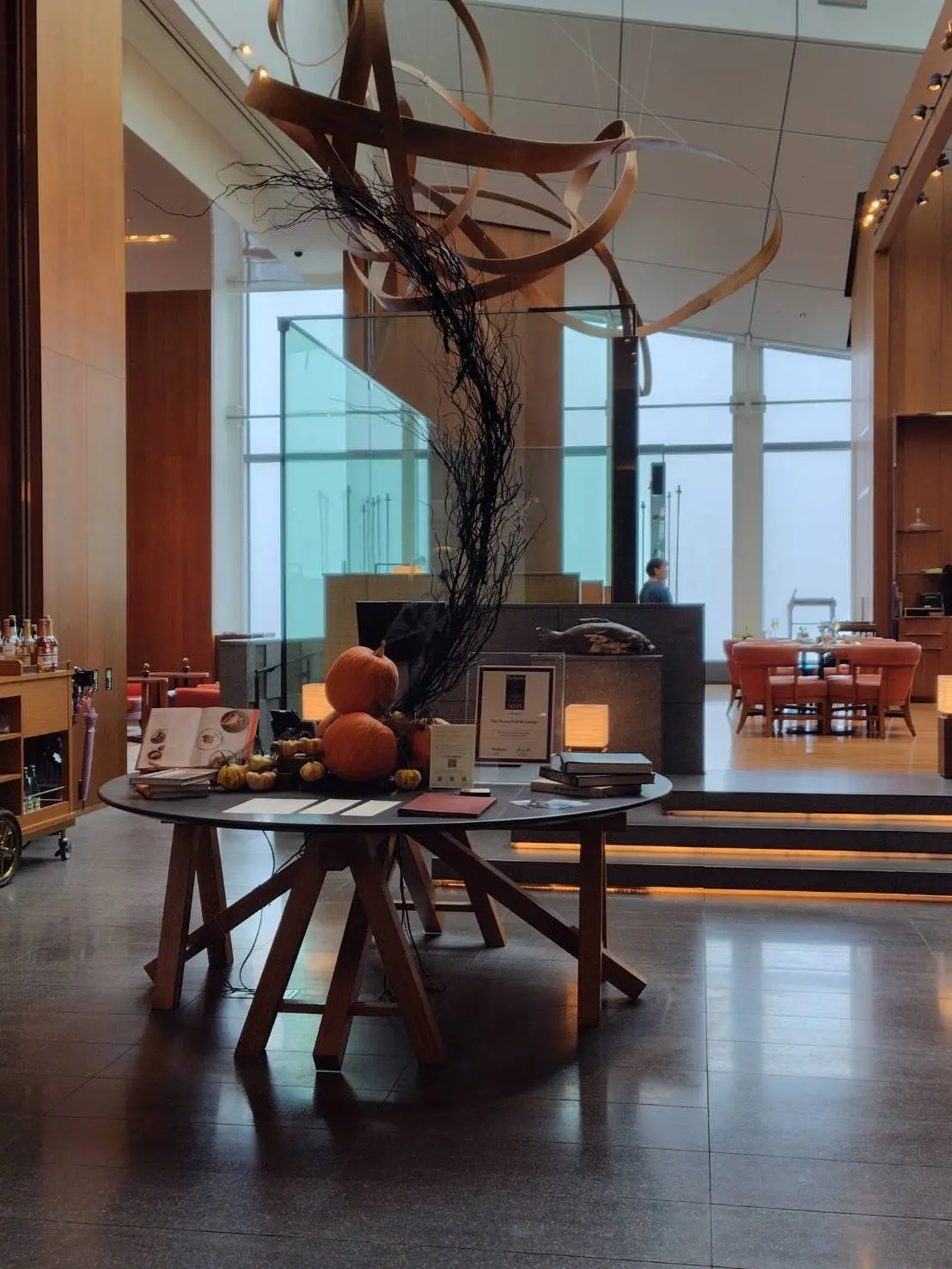 アンダーズ東京 ザ タヴァン グリルのエントランスロビーに飾られた秋のハロウィン装飾