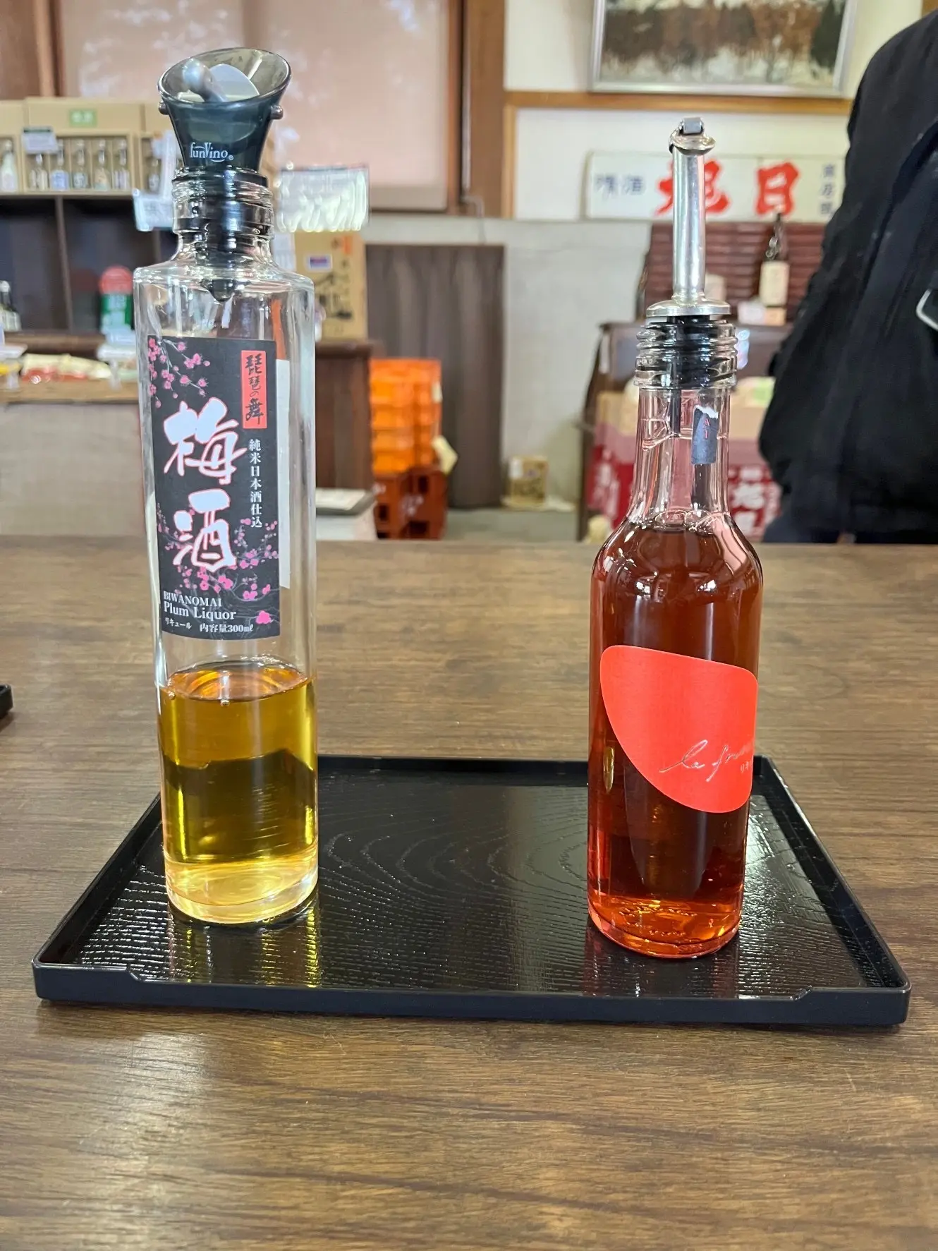 向かって左は藤居本家の純米原酒に滋賀県産の南高梅を漬け込んだという珍しい本格梅酒。右は本格苺酒「琵琶の舞ラフレーズ」