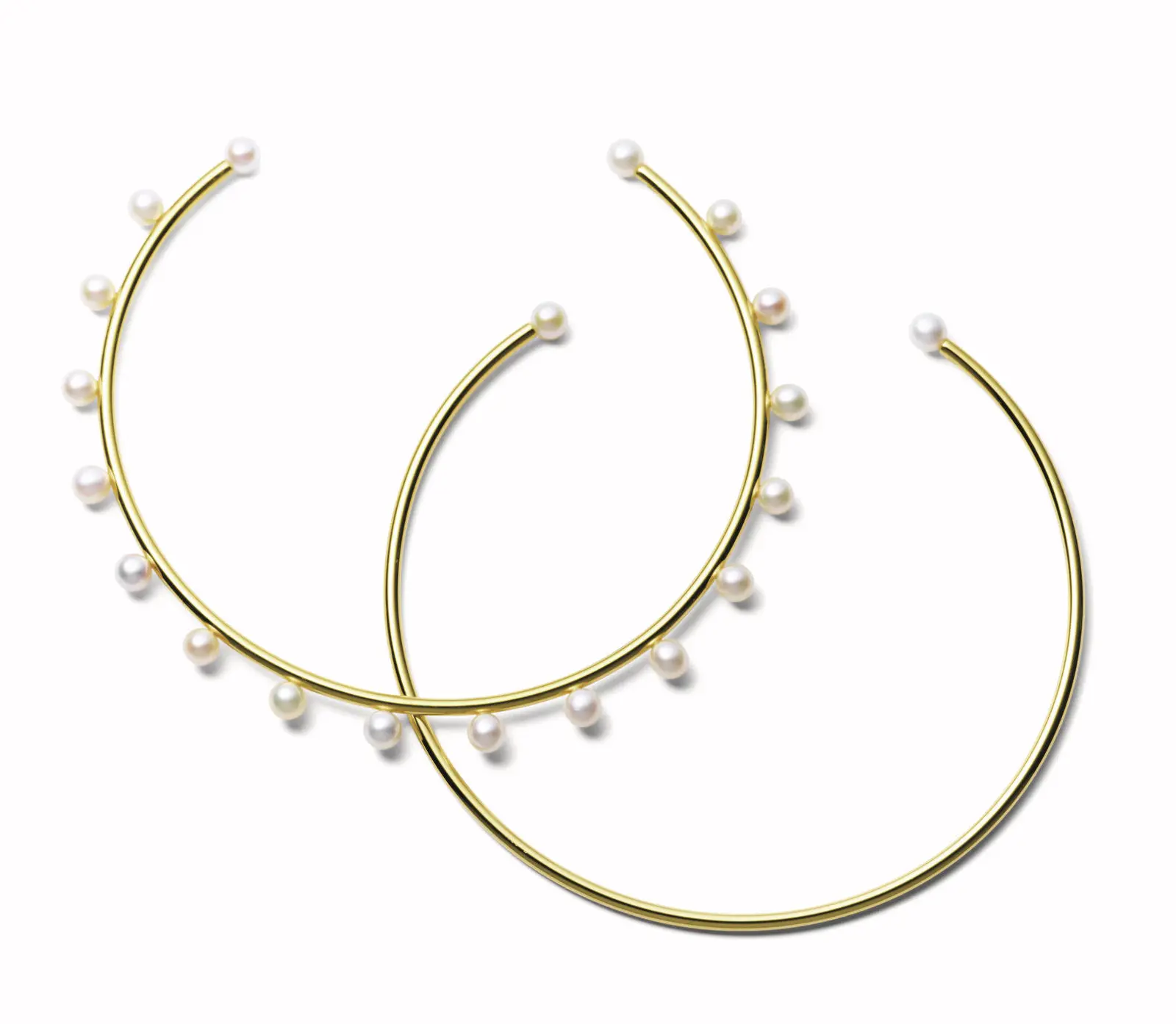 モードな華やぎを約束する ゴールドチョーカー　ダークカラーのトップスに頼りがちな冬、パ ールつきのチョーカーを加えるだけで瞬時に上半身映 えが可能に。チョーカー（右）￥63,800・（左）￥132,0 00／ビジュードエム六本木ヒルズ（ビジュードエム）