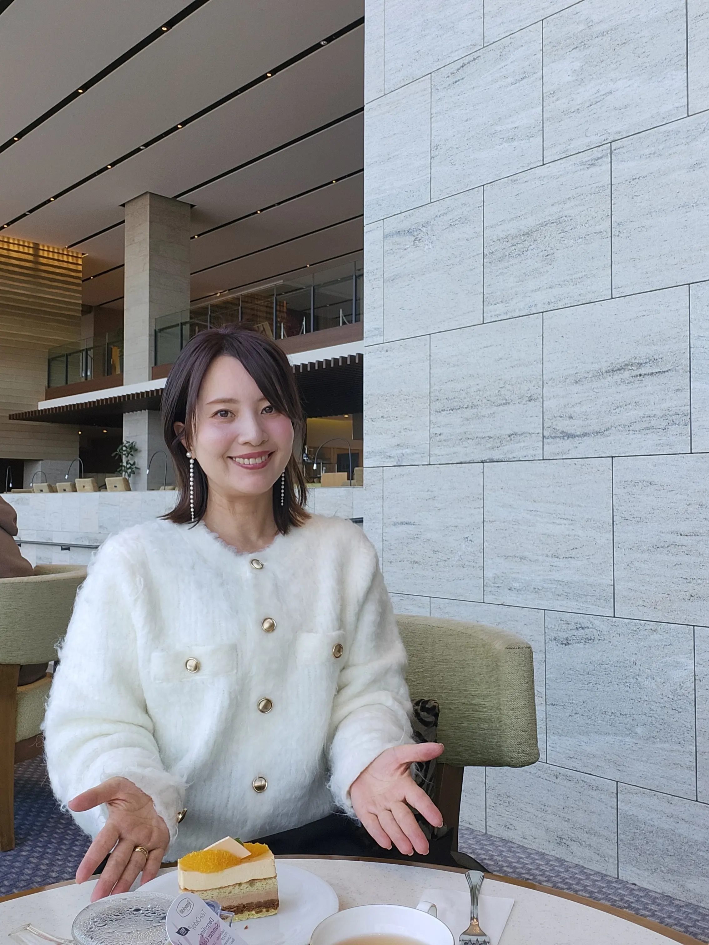 日本平ホテル、静岡旅行、ホテルラウンジ、ケーキセット、紅茶、40代ファッション、年末年始、旅コーディネート、富士山、絶景スポット、絶景ポイント