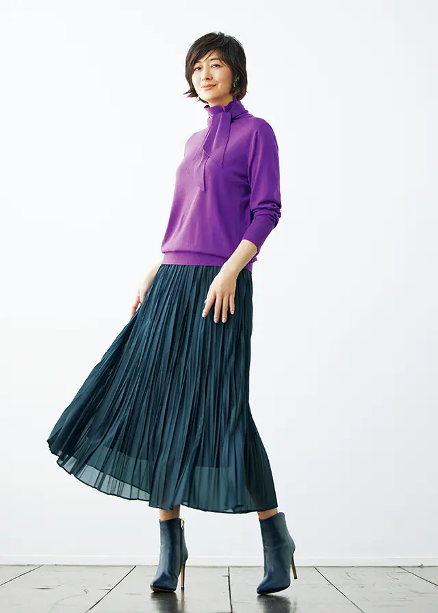 【Purple】パープルのボウタイニットはネイビーの華スカートでノーブルな色合わせを楽しむ