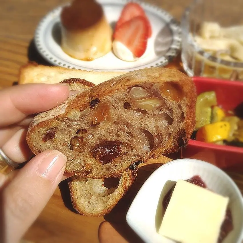 新宿御苑のツバサコーヒー、モーニングセットのパン