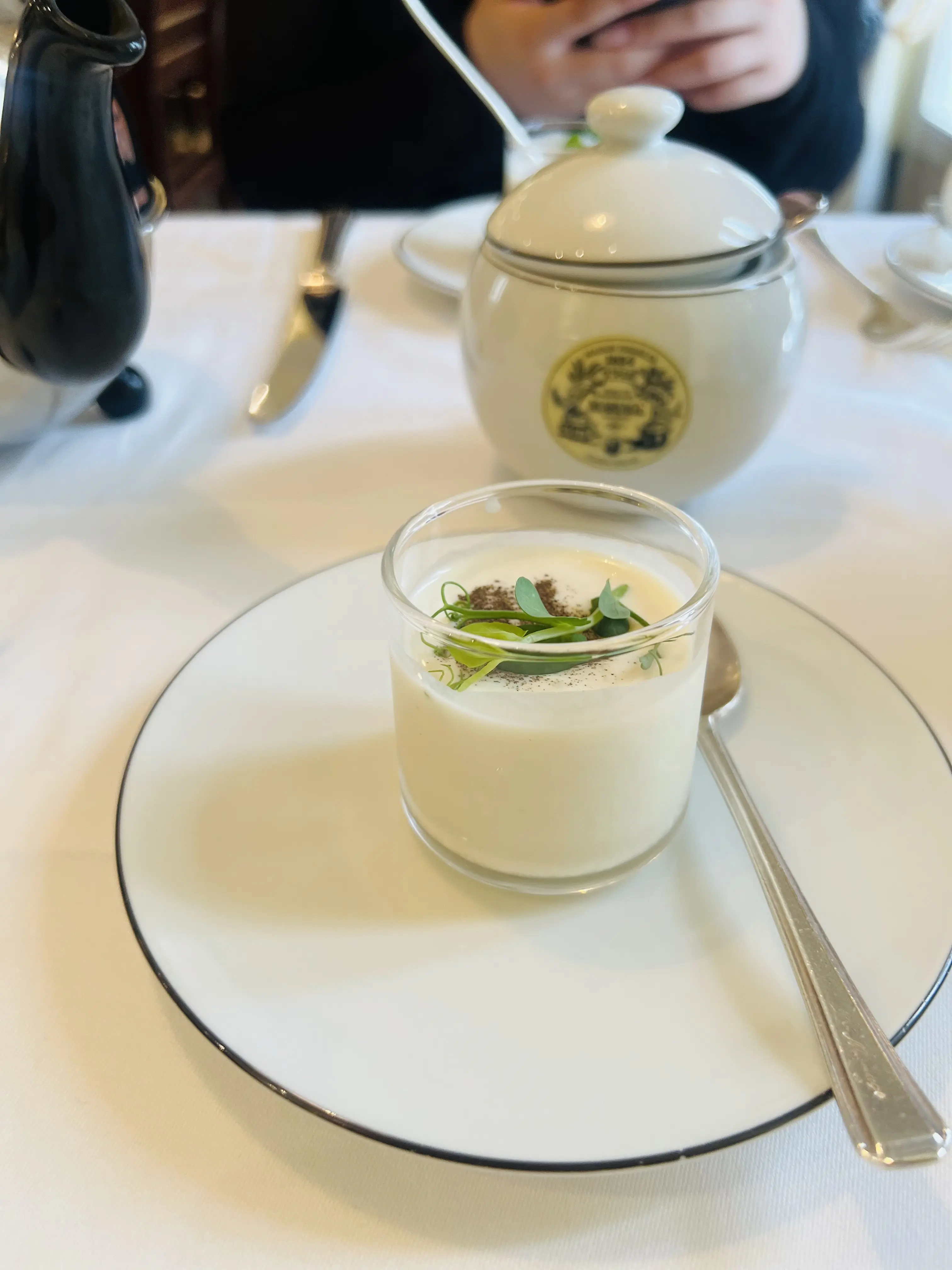 前菜のカリフラワーの冷製スープ