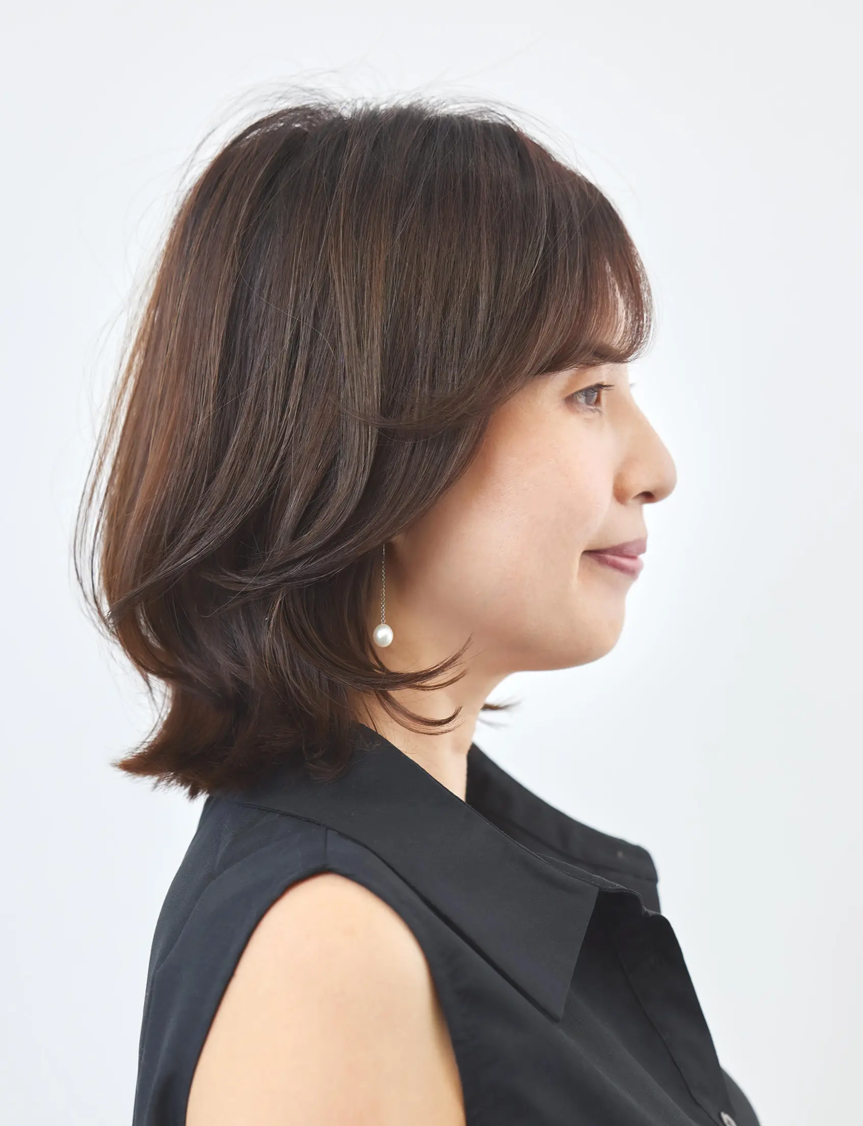 Webエクラ 横から見たミディアムヘアスタイル