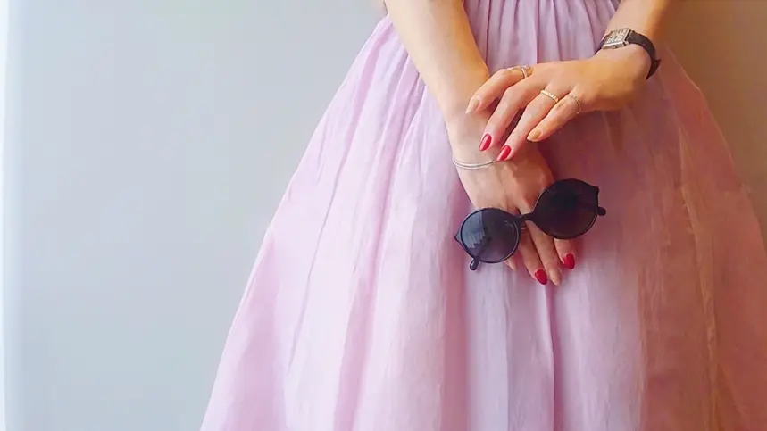指先に赤色のネイルを。。。ふんわりピンクのスカートはdenier 28600円　サングラス/シャネル　腕時計/ロレックス　