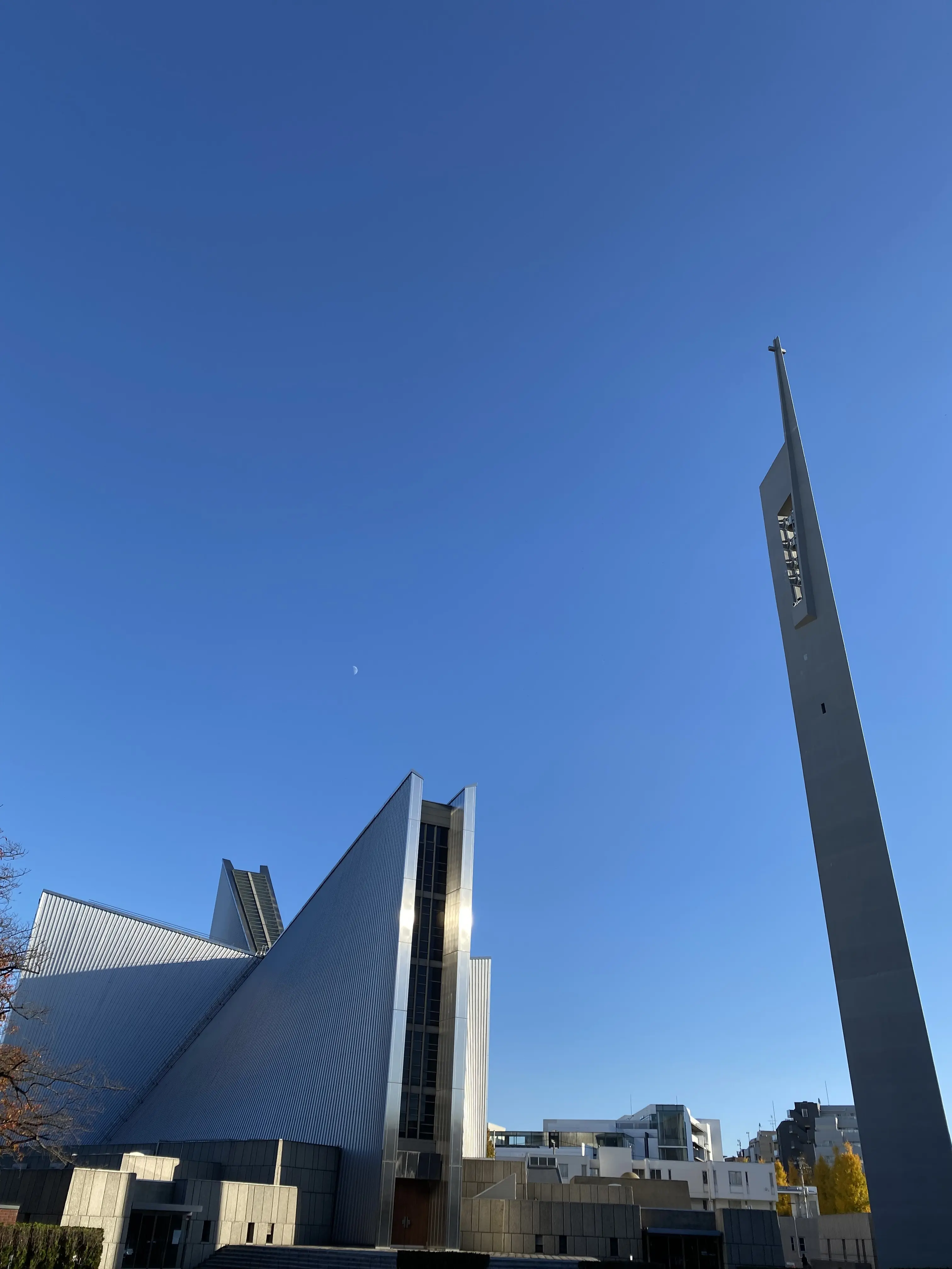 東京カテドラル聖マリア大聖堂の外観。丹下健三設計の特徴的な三角フォルムと青空、文京区の人気建築スポット、カテドラルの撮影ポイント