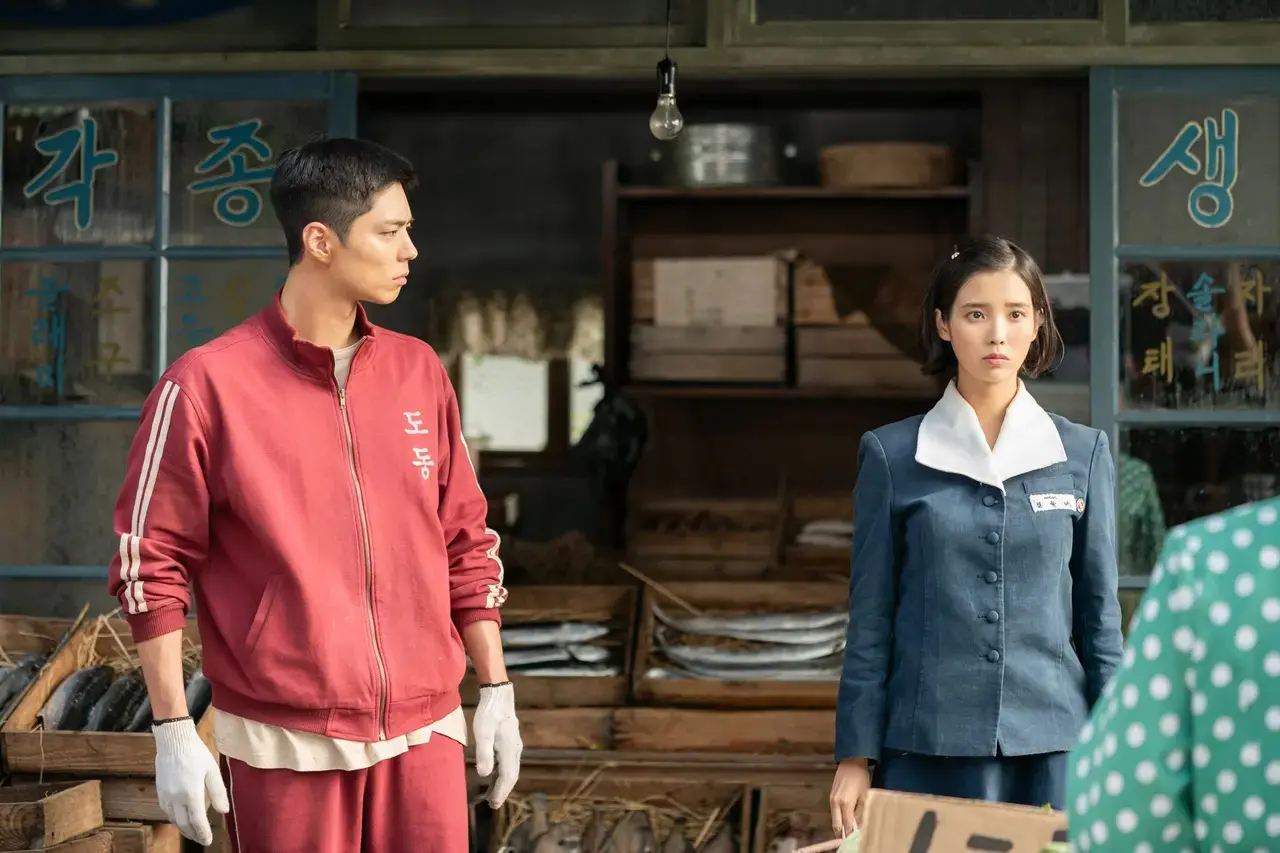 主演のパク・ボゴム(左)とIU(右)。Netflixシリーズ「おつかれさま」独占配信中