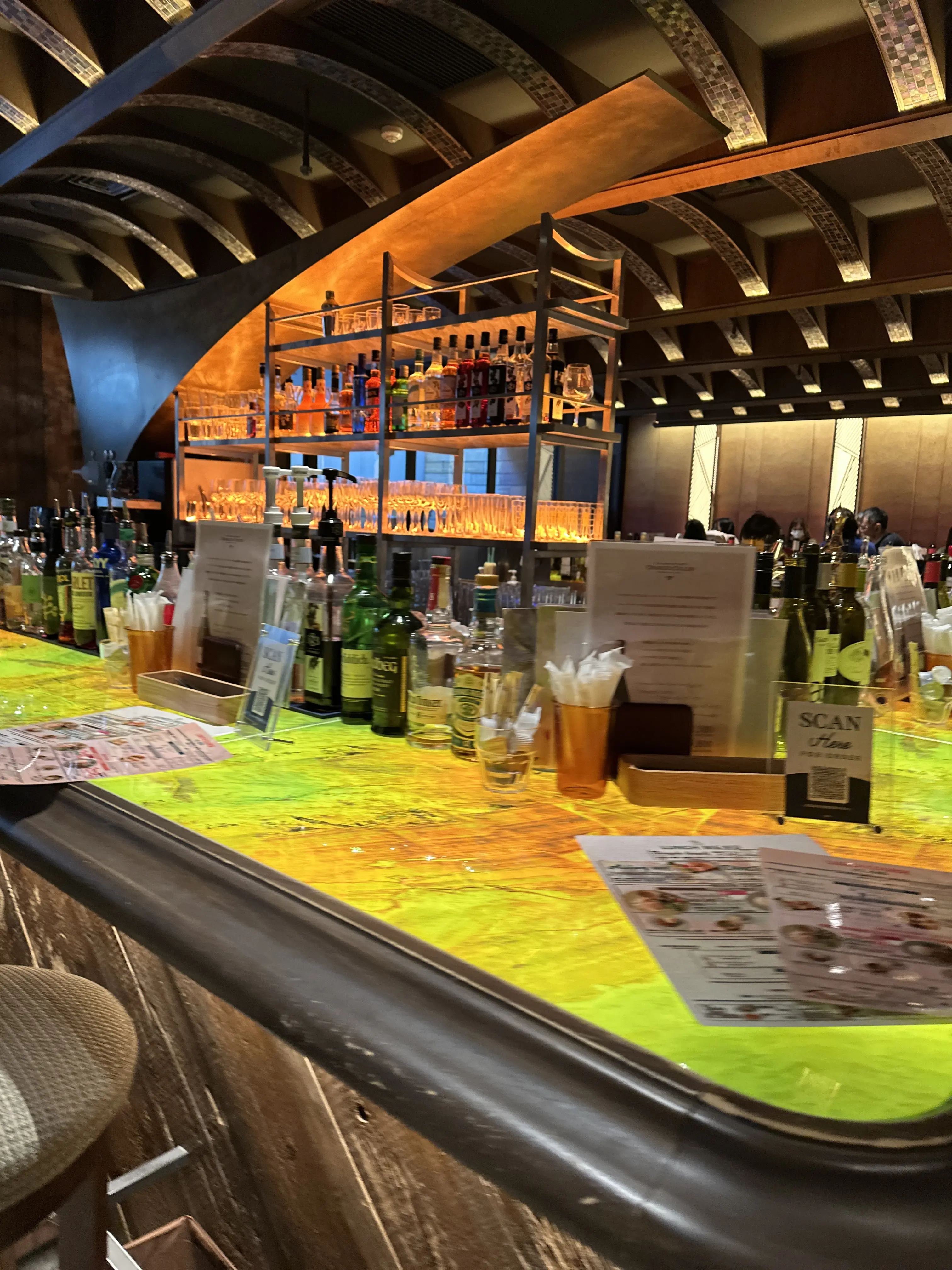 ブラックコーデのアクセントにデニムシャツ_1_1-2