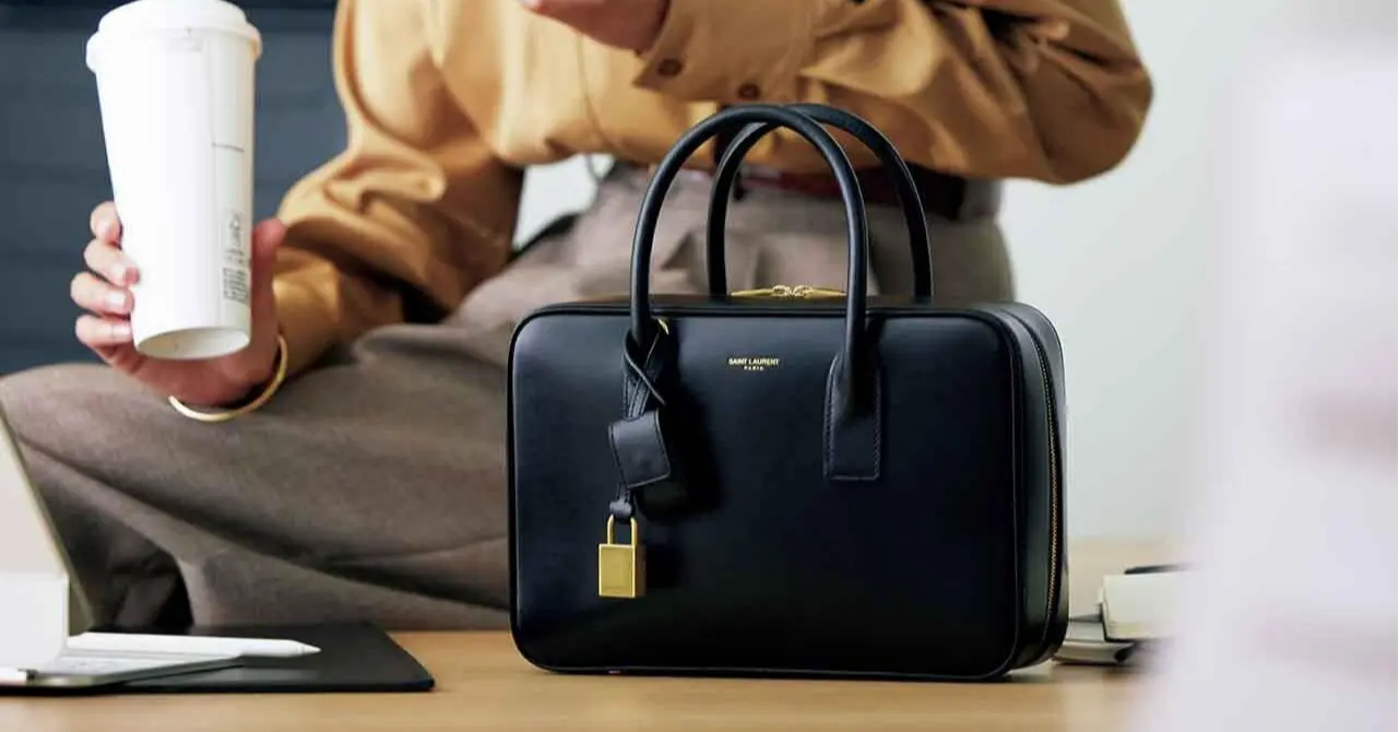 上品で知的なスタイルきわだつ「サンローラン」のボストンバッグ | Web