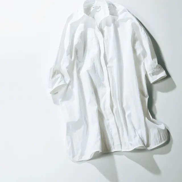 ビッグシルエットの白シャツ