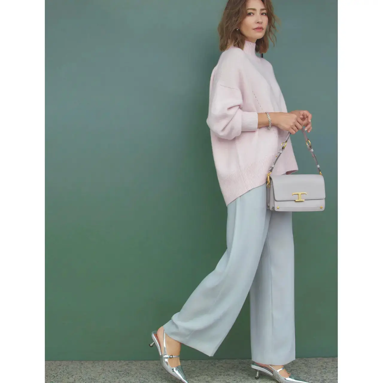 透明感のあるピンクとグレーの色合わせが、秋のおしゃれに新鮮さを加える。気温13℃