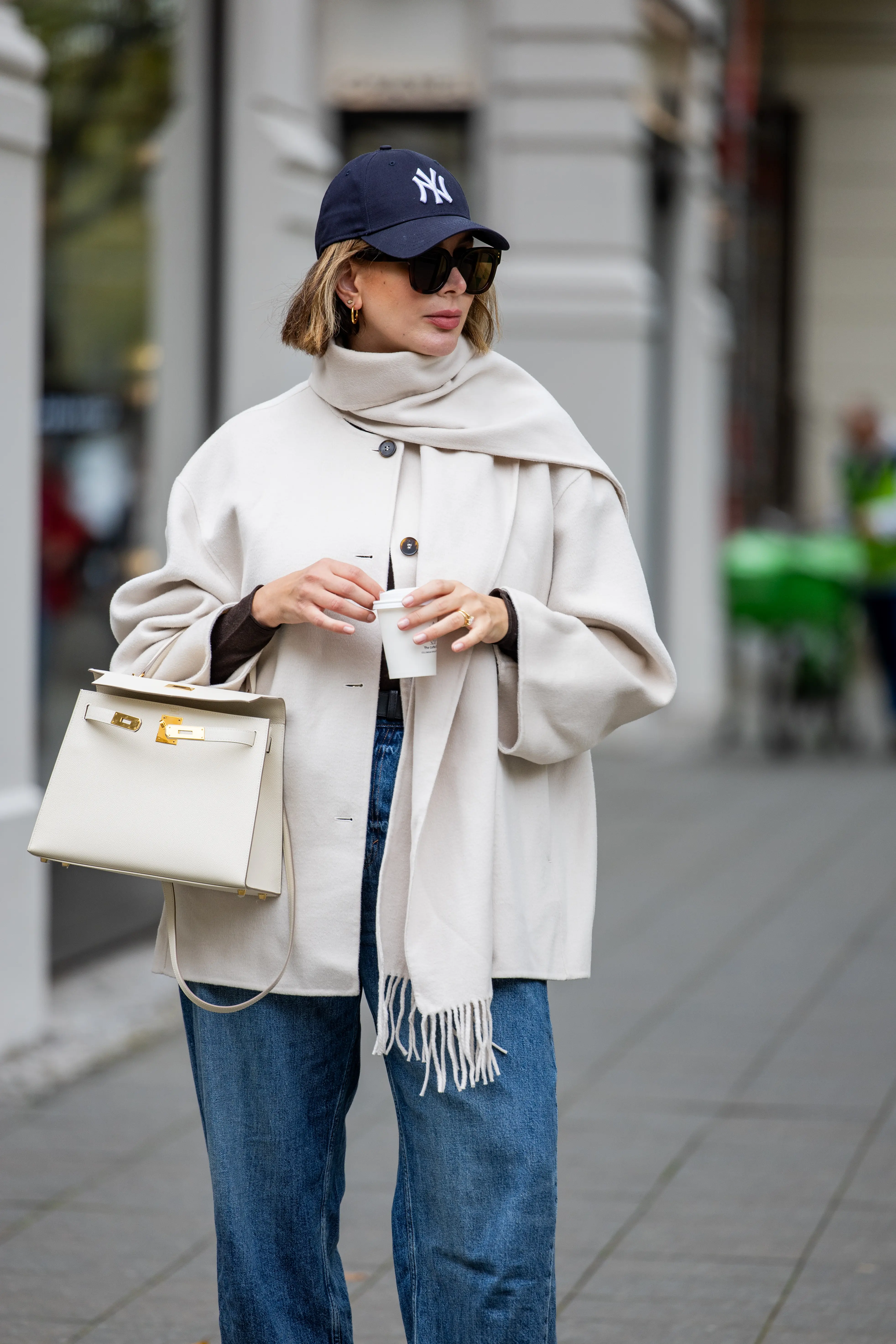 海外ファッションSNAP　コート　マフラー　デニムコーデ