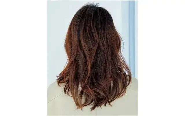 根元白髪も見えない!重め前髪の今どきロングヘア