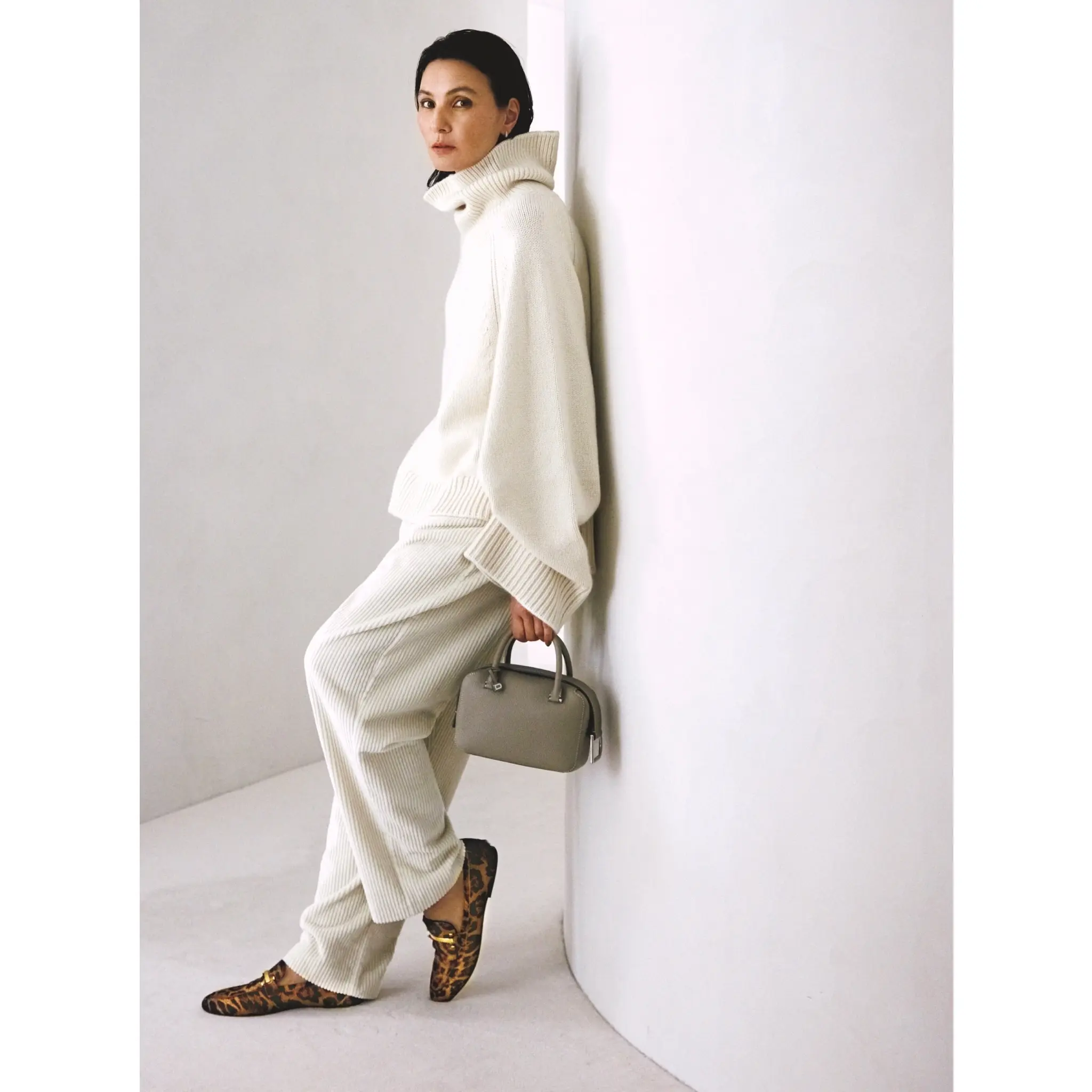 白オフタートルネックのゆるニットに白コーデュロイワイドパンツを合わせ、レオパード柄ローファーを履いたコーディネート　モデル・田沢美亜