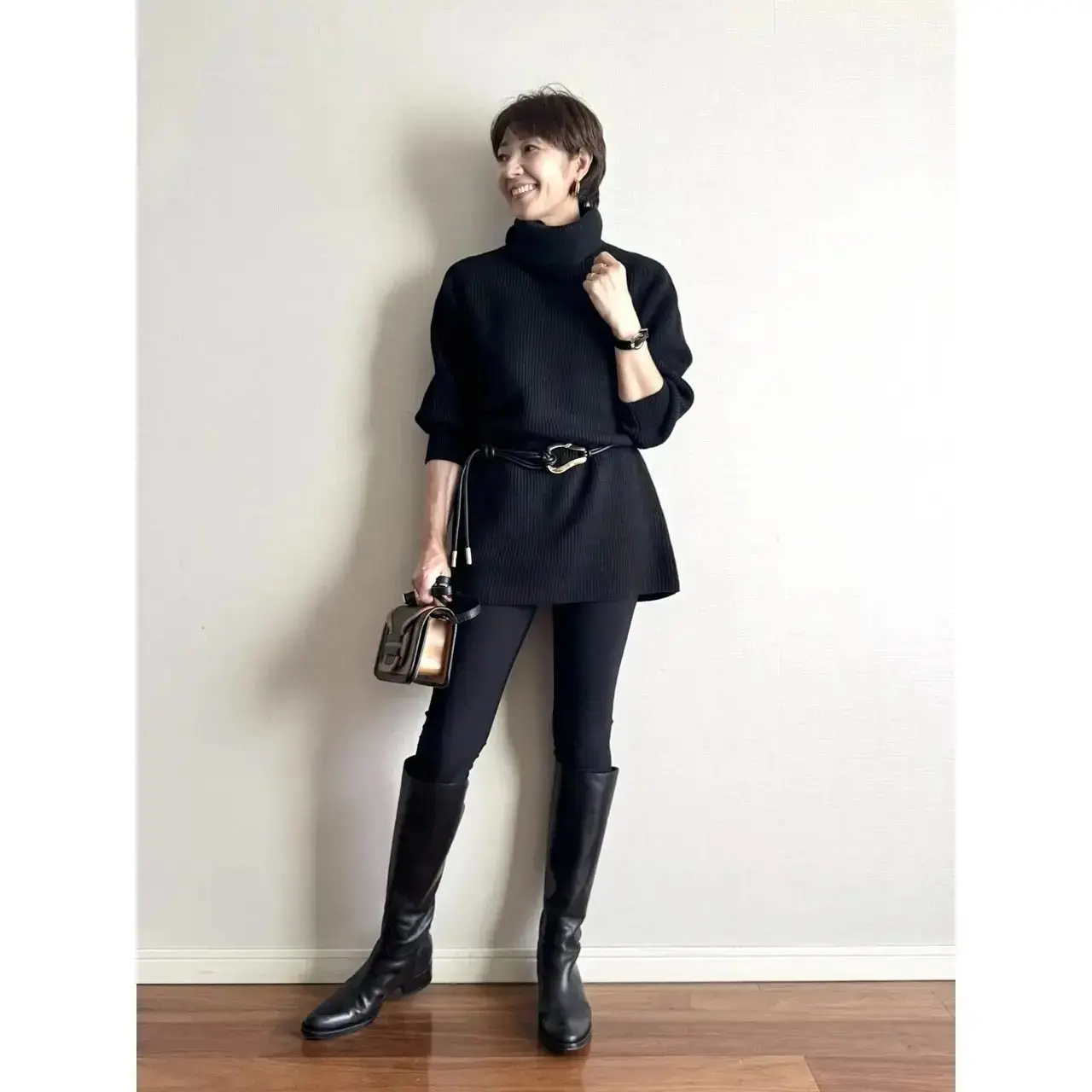 【50代のワンピースコーデ5選】秋のお出かけに動きやすく快適！すっきり見えも叶えてくれる一着