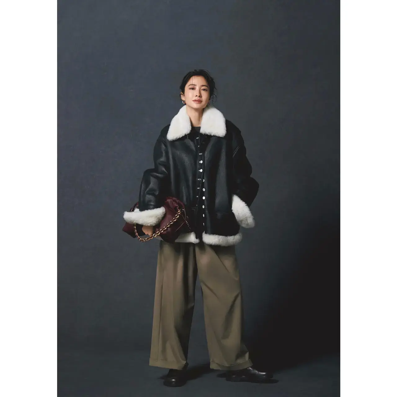 オーバーサイズのレザージャケットにゆるパンツを合わせ、洗練された冬のカジュアルコーデに。気温10℃