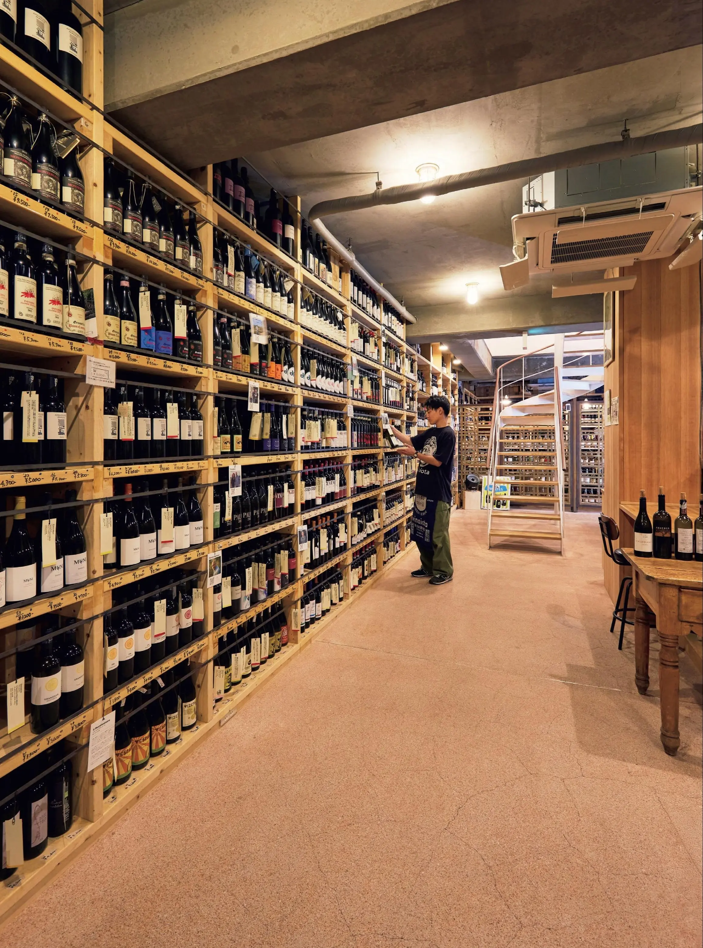 50代　ひとり旅　つくば　イタリアンワイン　ただ商店　店内写真　ワイン売り場