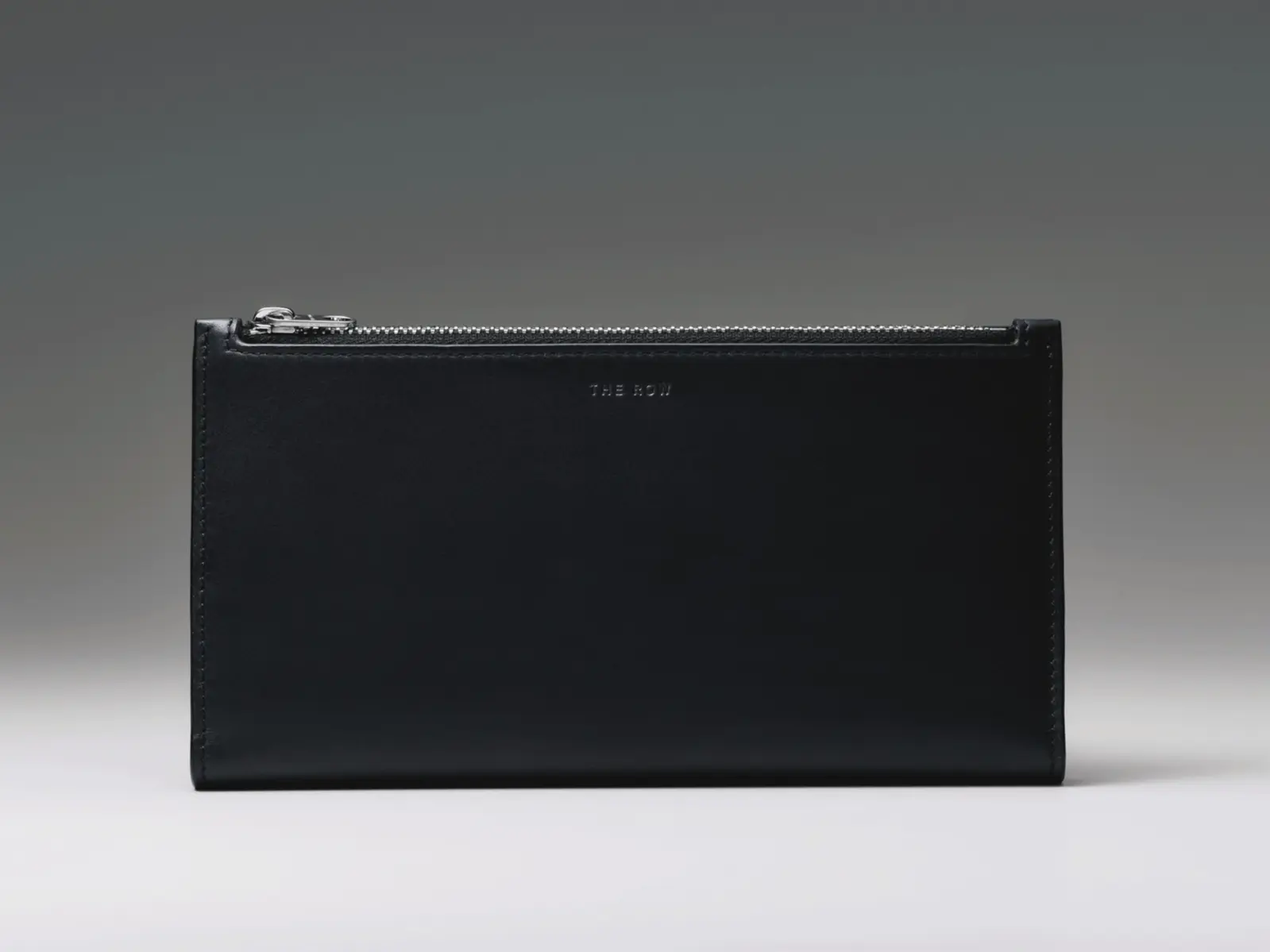 マグネット式スナップボタンを開けると、カードスロッ トが両面に整然と並ぶ。ポケットは小銭だけでなく、出 張時にパスポートを入れることもできる。札入れ2、カー ド挿し16、ジッパーつきポケット2。ロングウォレット （10×19×2.5）￥202,400／ザ・ロウ・ジャパン（ザ・ロウ）