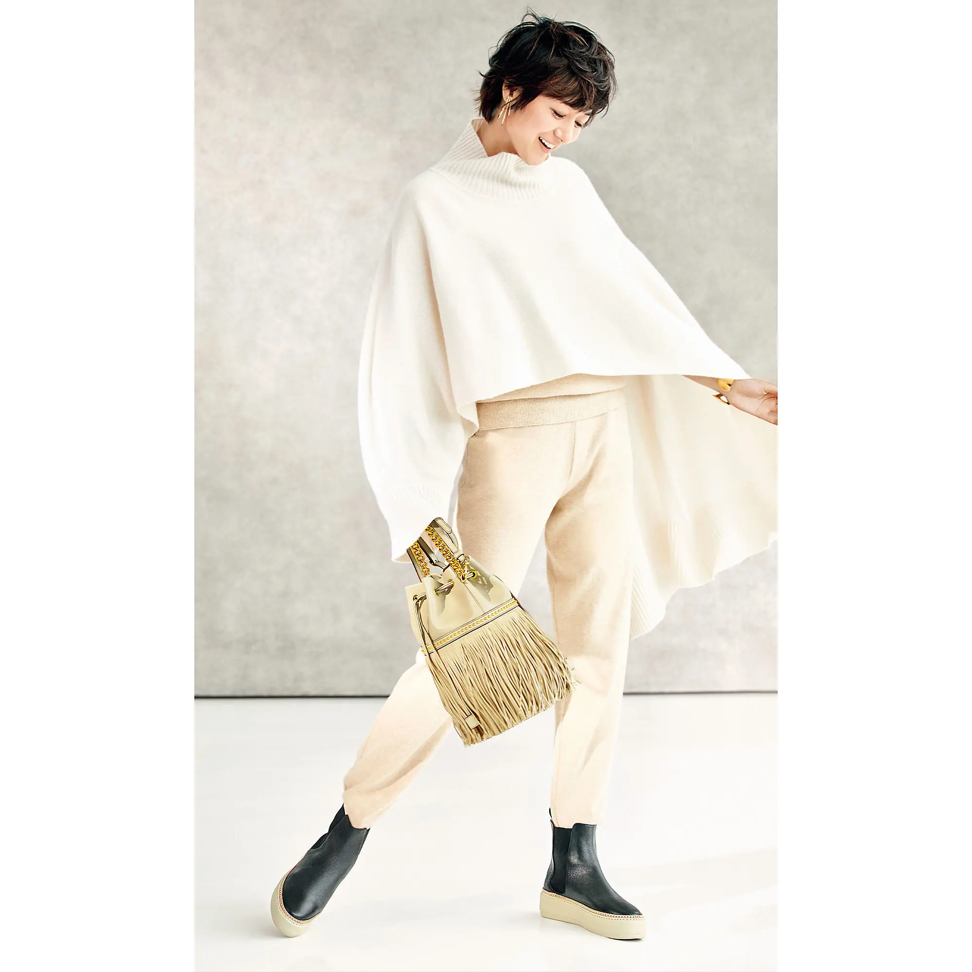 富岡佳子が纏う「J&M DAVIDSON」の靴＆バッグでカジュアルコーデに品格