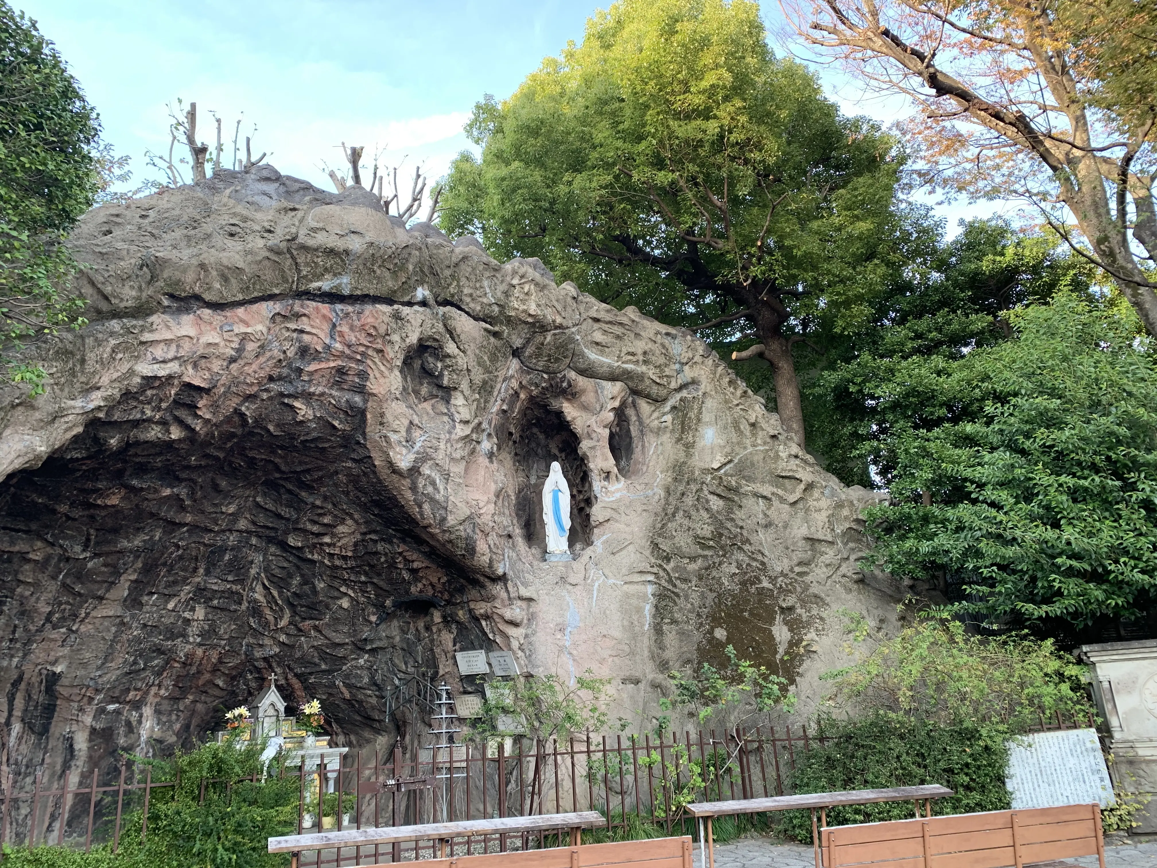 ルルドの洞窟を真似た祈り場