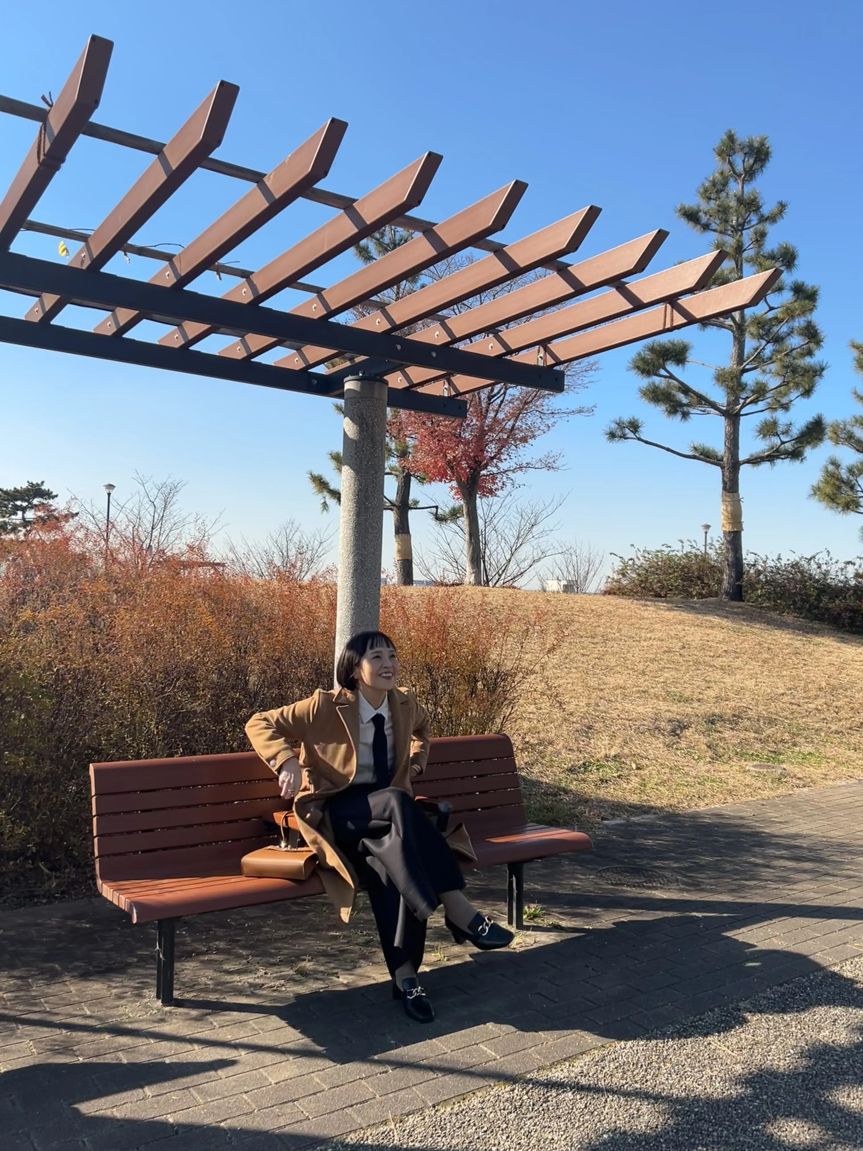 ネクタイコーデ　二子玉川公園ベンチ