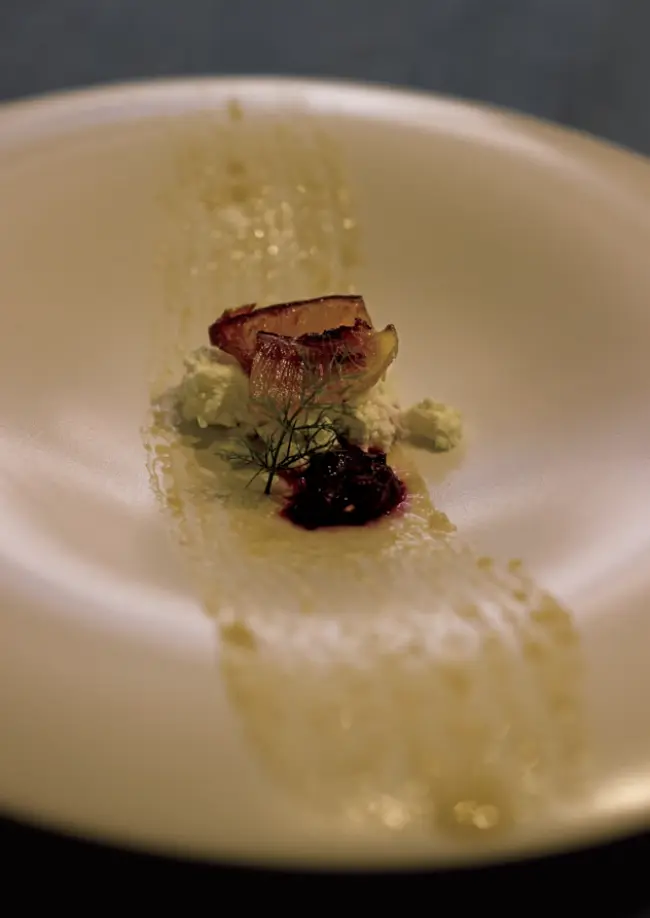 国内旅行　能登　能登イタリアンと発酵食の宿 ふらっと　ぶりの生ハム「巻ぶり」は自家 製カッテージチーズと能登のブルーベリー、 柚子のソースで。「こんかいわし」や「海かい 餅べ」と能登産米の朝食も絶品。1泊2食つ き平日￥24,200、土曜￥29,700