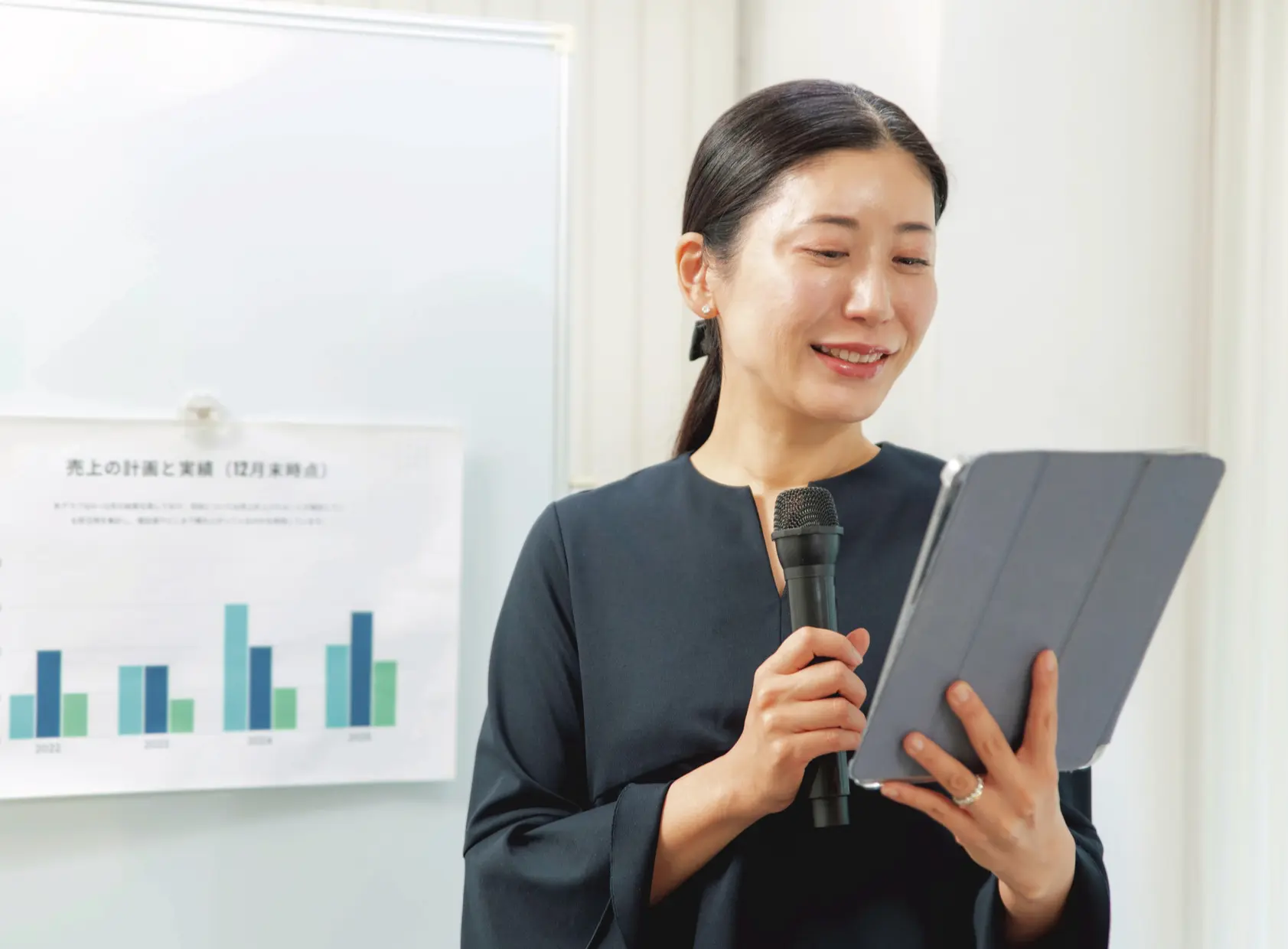 華組　新メンバー紹介　與儀加奈子さん（46歳）　「クリニックとメディカルエ ステサロンを経営しているので、 マネジメントについてセミナー を開催することも。一般向けに 美容医療のお話もしています」