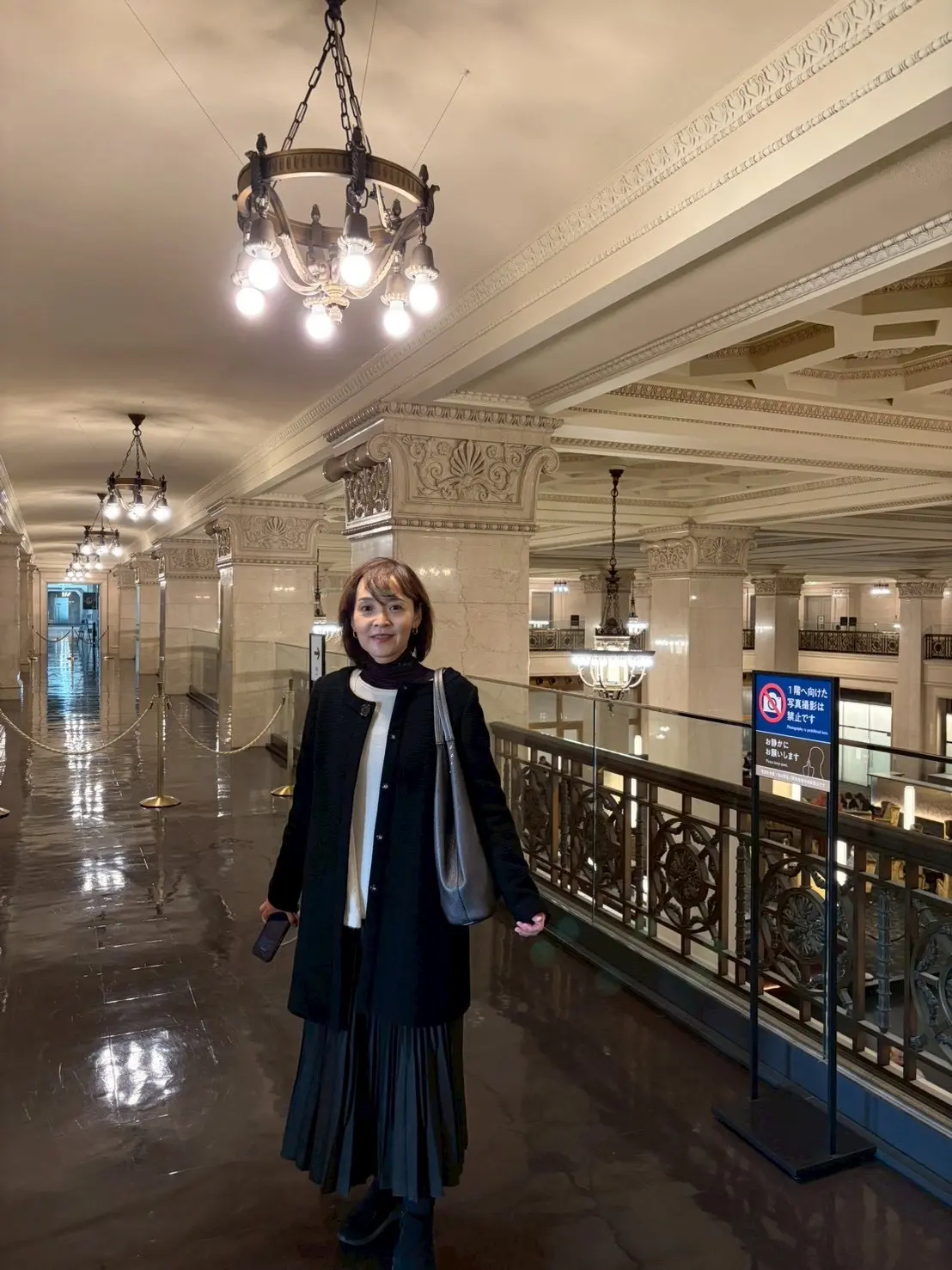 大理石がふんだん使用された２階の回廊（明治安田生命館）