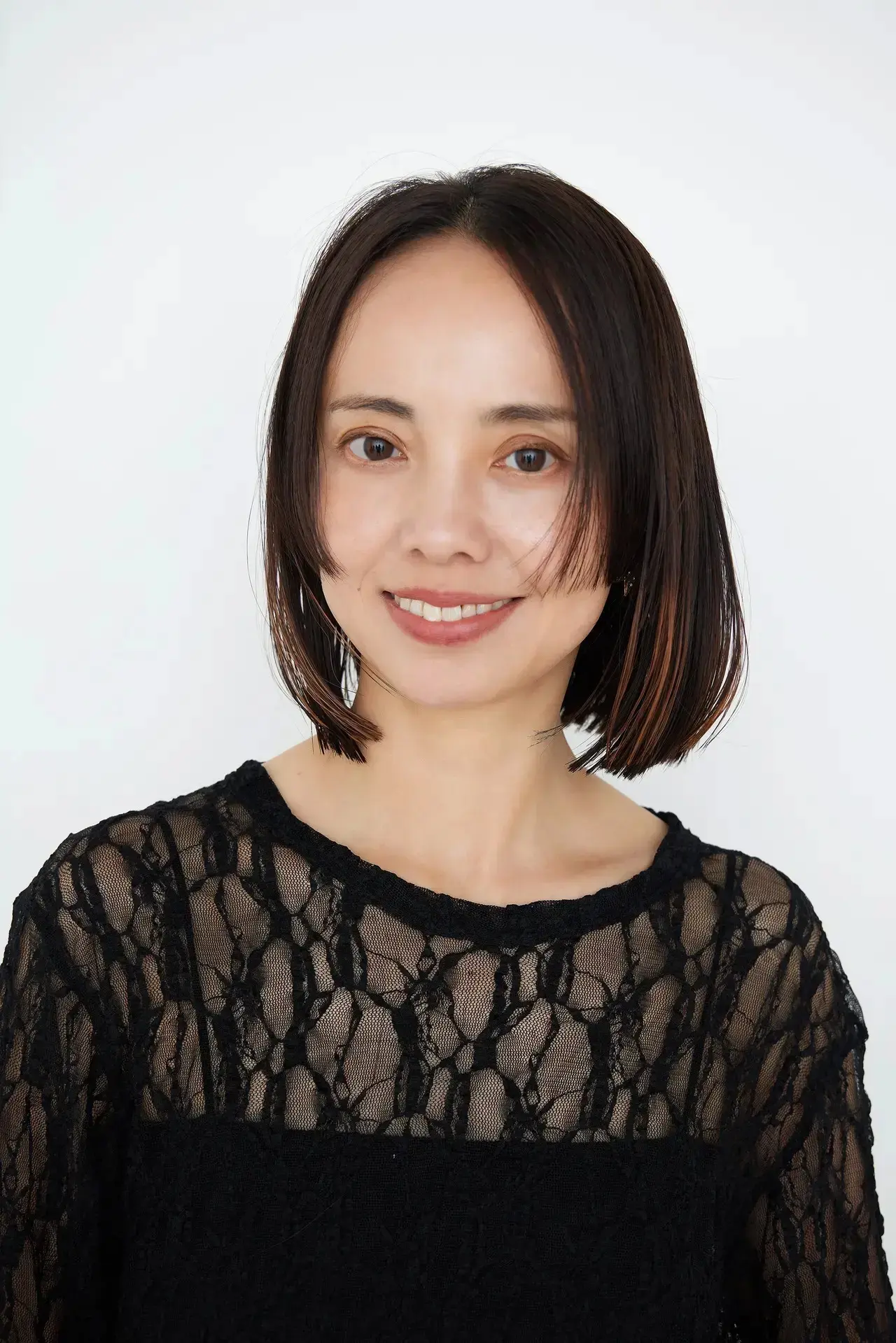 50代に人気上昇中！上品な華やかさ「冬のミディアムヘア」51選