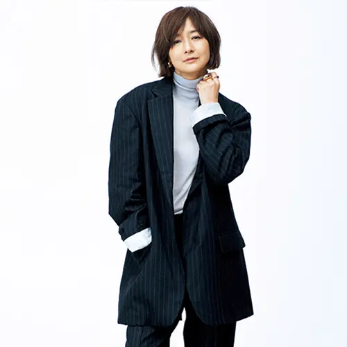 【富岡佳子 最新ファッション】ジャケットは今どきの“リラックスムード”をまとう
