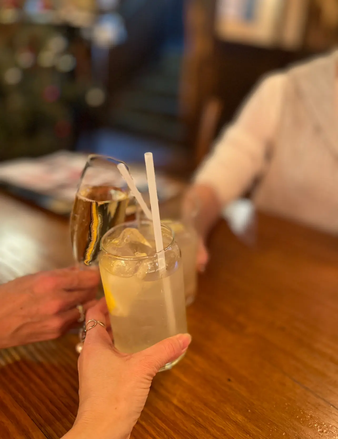 大人ピンクのキラキラジレとホワイトパンツでホリデーシーズンコーデ💗_1_6-2