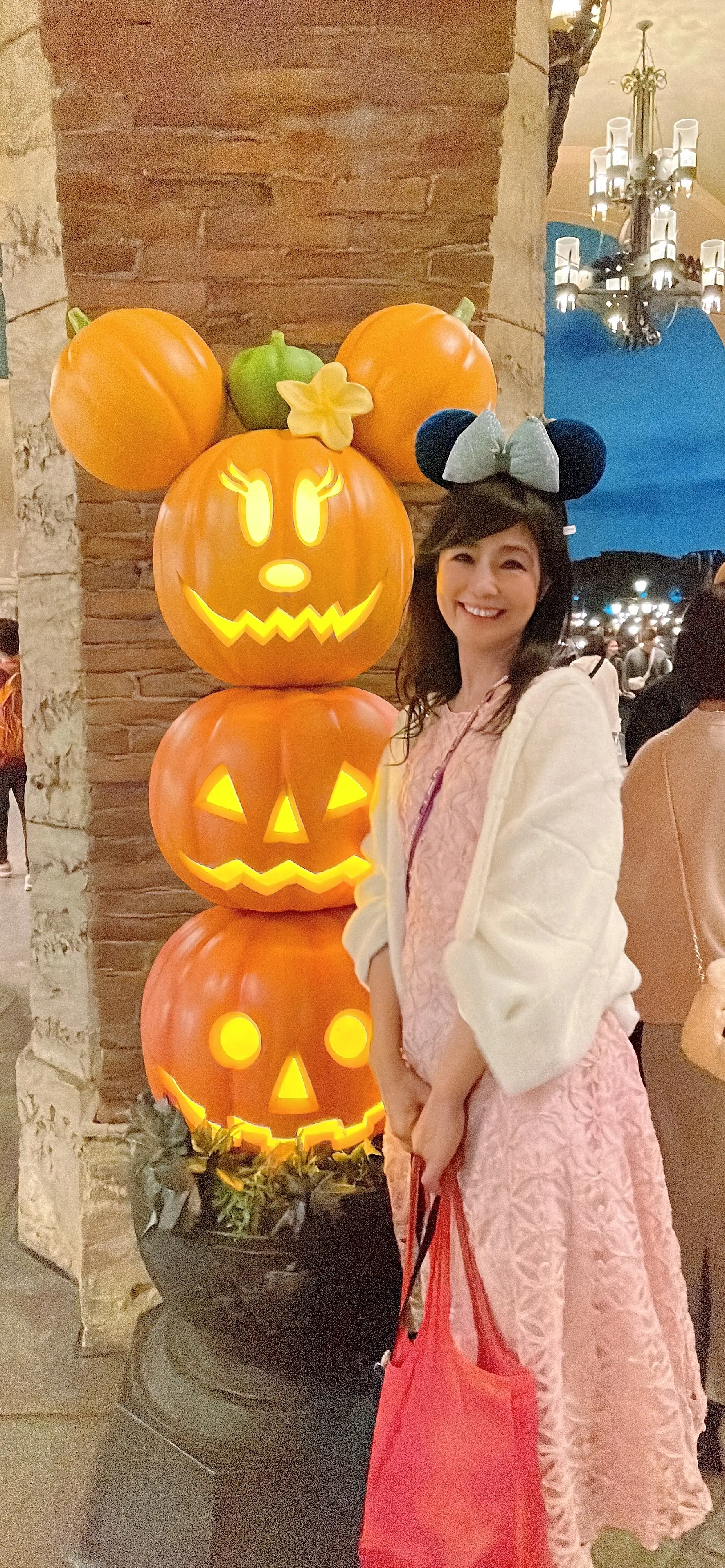 ディズニー、ディズニーリゾート、ハロウィン、Fantasy Springs、ファンタジースプリングス、ジャックオーランタン、かぼちゃ、お化けかぼちゃ、ミニー、ランタン、ディズニーカチューシャ、カチューシャ、アナ雪、アナと雪の女王、ビロードカチューシャ、リボン、ピンク、ワンピース、ピンクワンピース、シーン、SHEIN、ボレロ、白、白いカーディガン、カーディガン、ニット、Disney、Disney Sea、Tokyo Disney Sea、Tokyo Disney RESORT、東京ディズニーシー、東京ディズニーリゾート