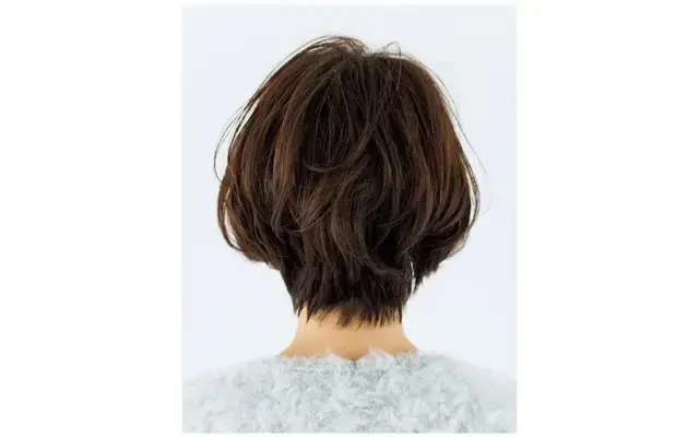 【50代髪型・ヘアスタイル】ぺたんこ髪悩み解消ショートヘア！ 小顔印象と前髪の抜け感も魅力