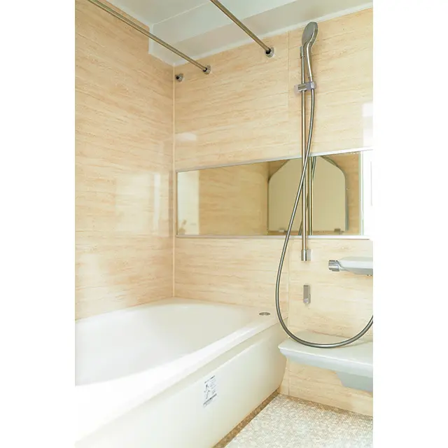 バスルームも一新。入浴後、除菌水で床を 自動洗浄してくれる機能が便利　