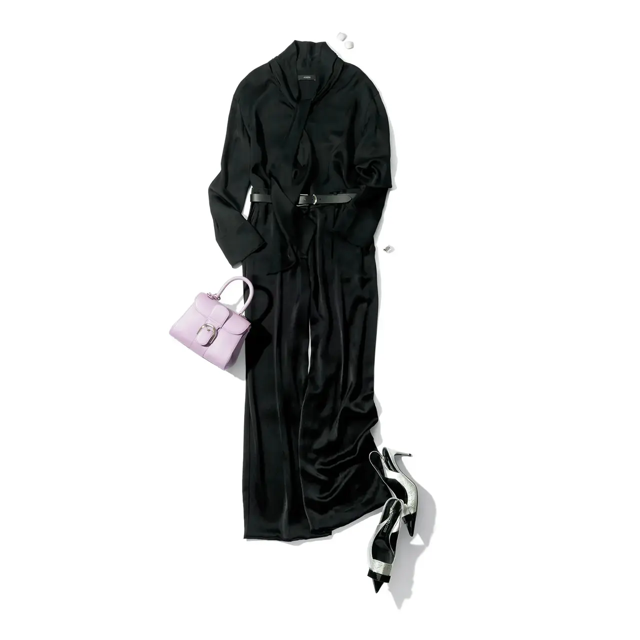 ビジネスパーティへは、華やかなオール黒で品格を放って