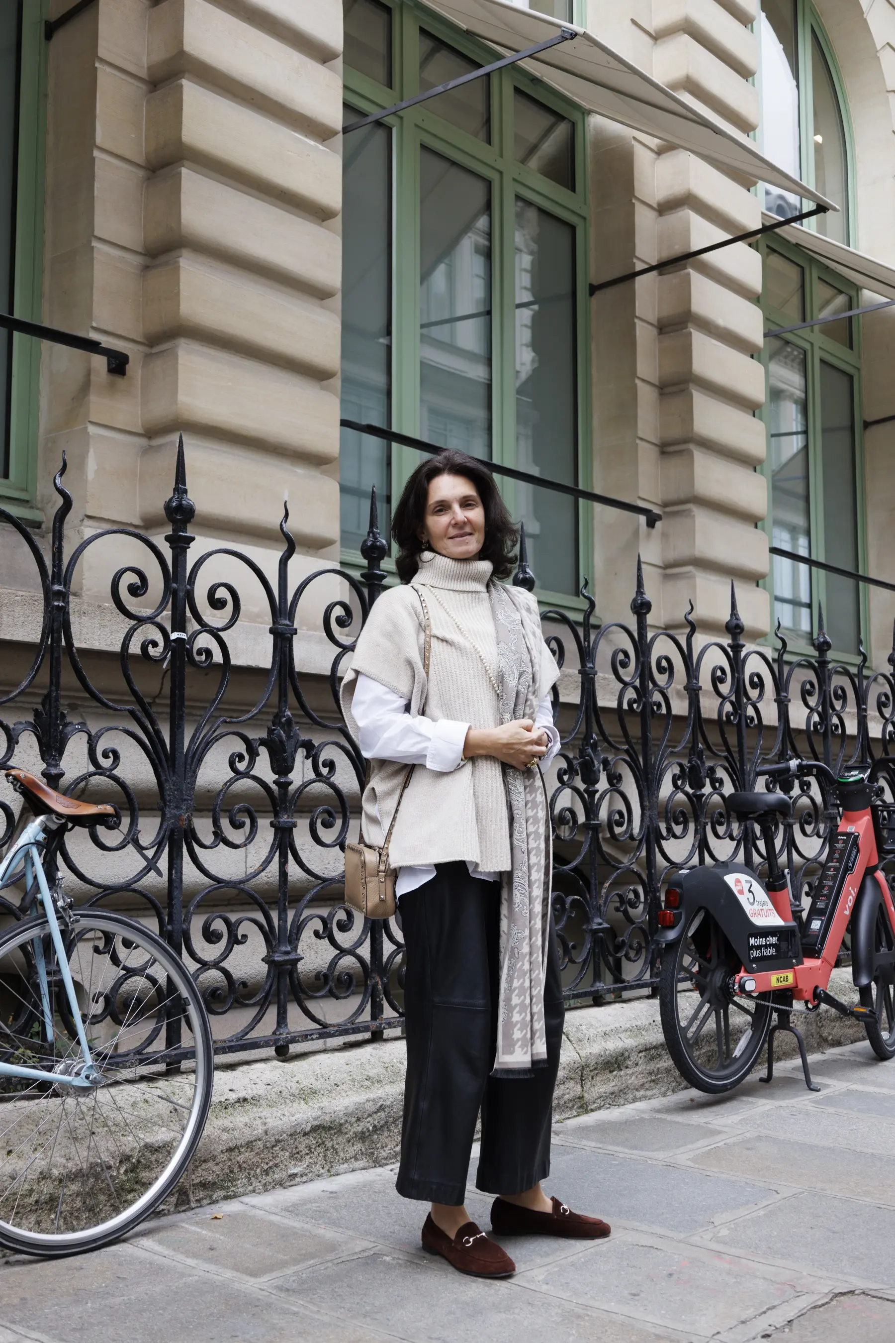 ファッションスナップ　ストール　レザーパンツ　ローファー