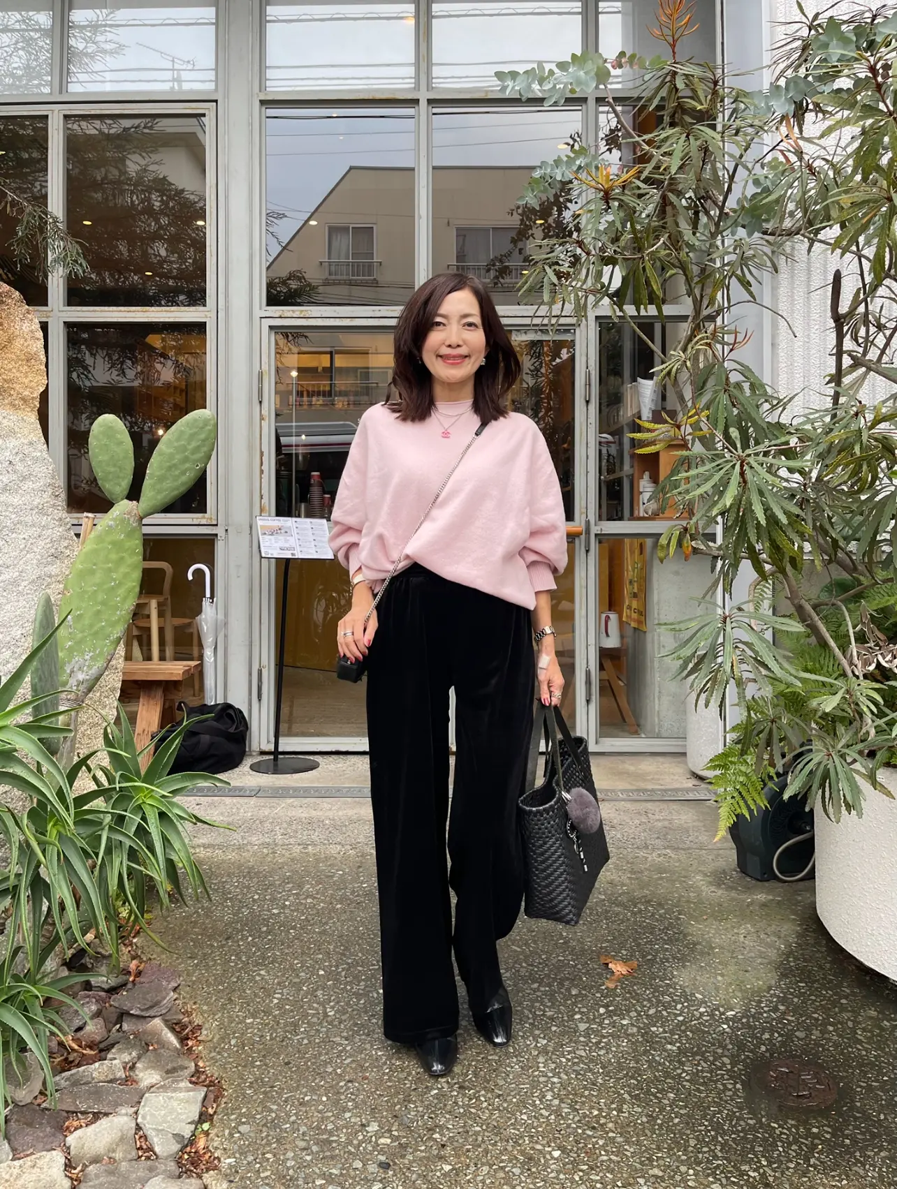 UNIQLOのベロアパンツとピンクニットで中目黒散策_1_13