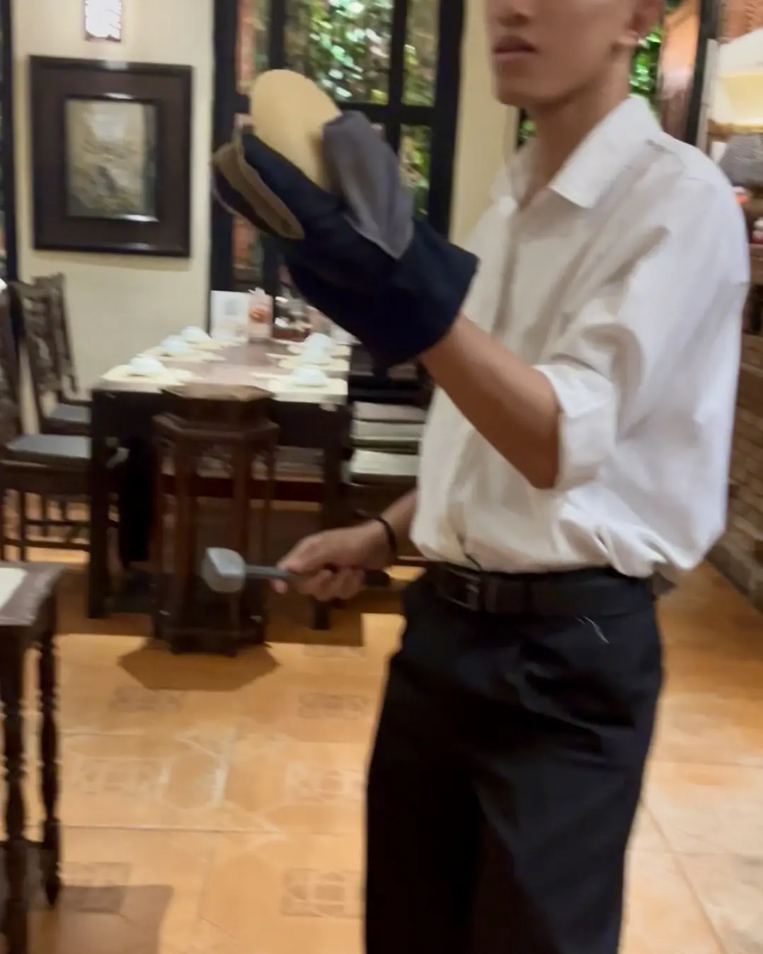 中身のご飯を投げると