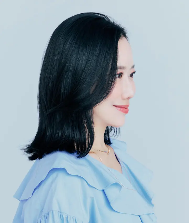 Webエクラ 横から見たミディアムヘアスタイル