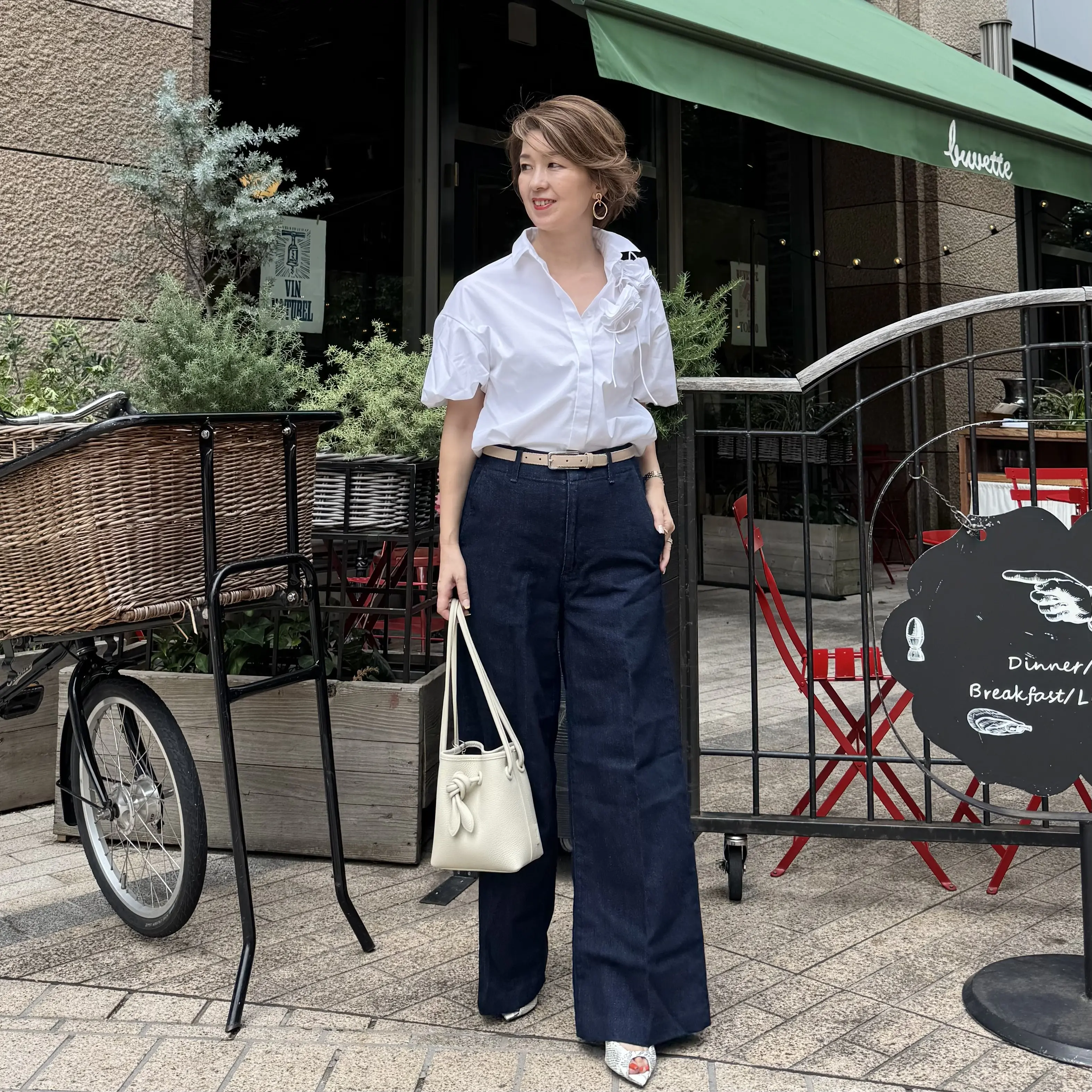 華やぎをプラスする大人の白シャツコーデ_1_3