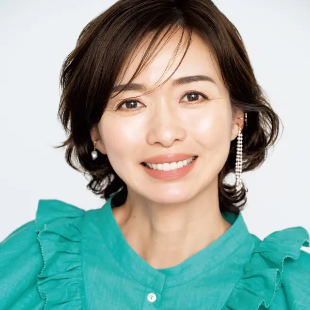 眉上、まぶた、頰。影が落ちるポイントをふっくらと！【“3大くぼ地”を盛って幸せ顔を手に入れる】